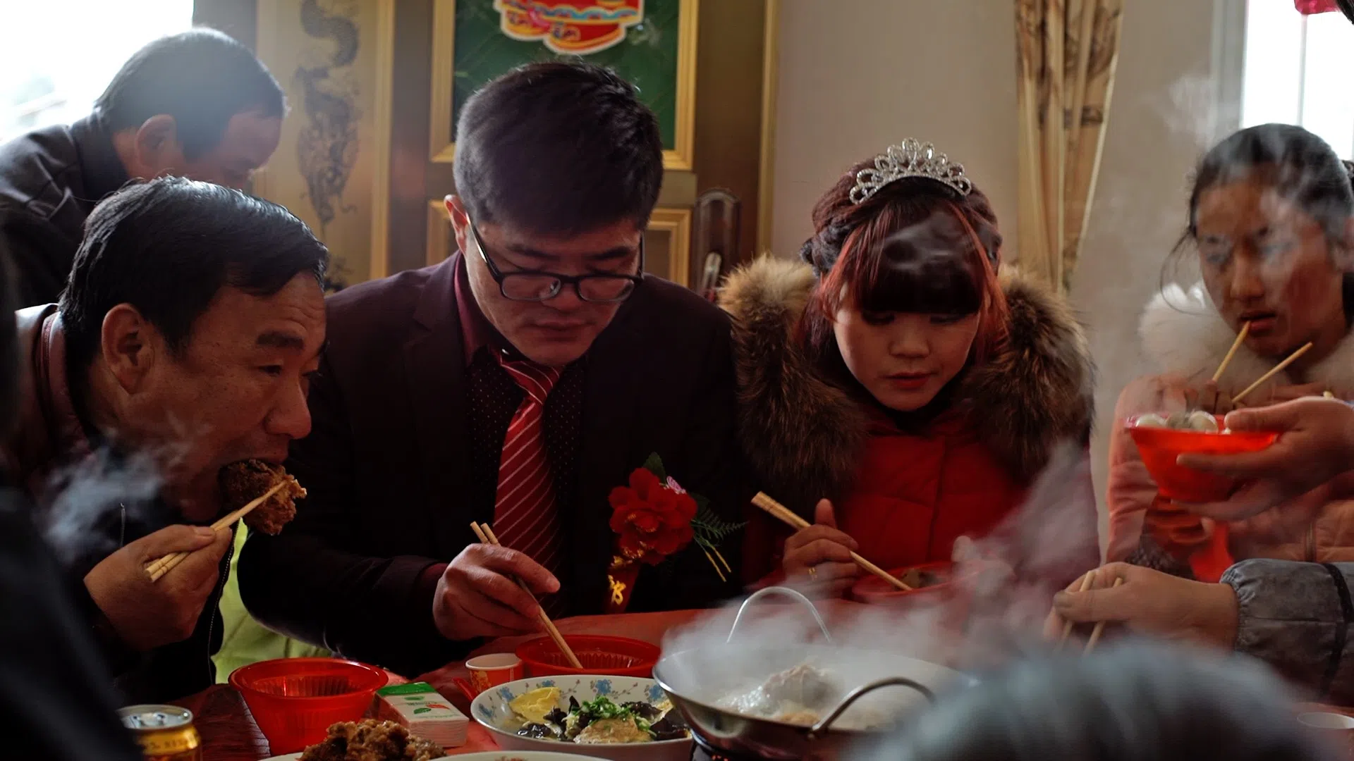 婚礼标志着他们青春的结束，但是不是有标志着另一种苦难的开始？（Pyramide Films图片）