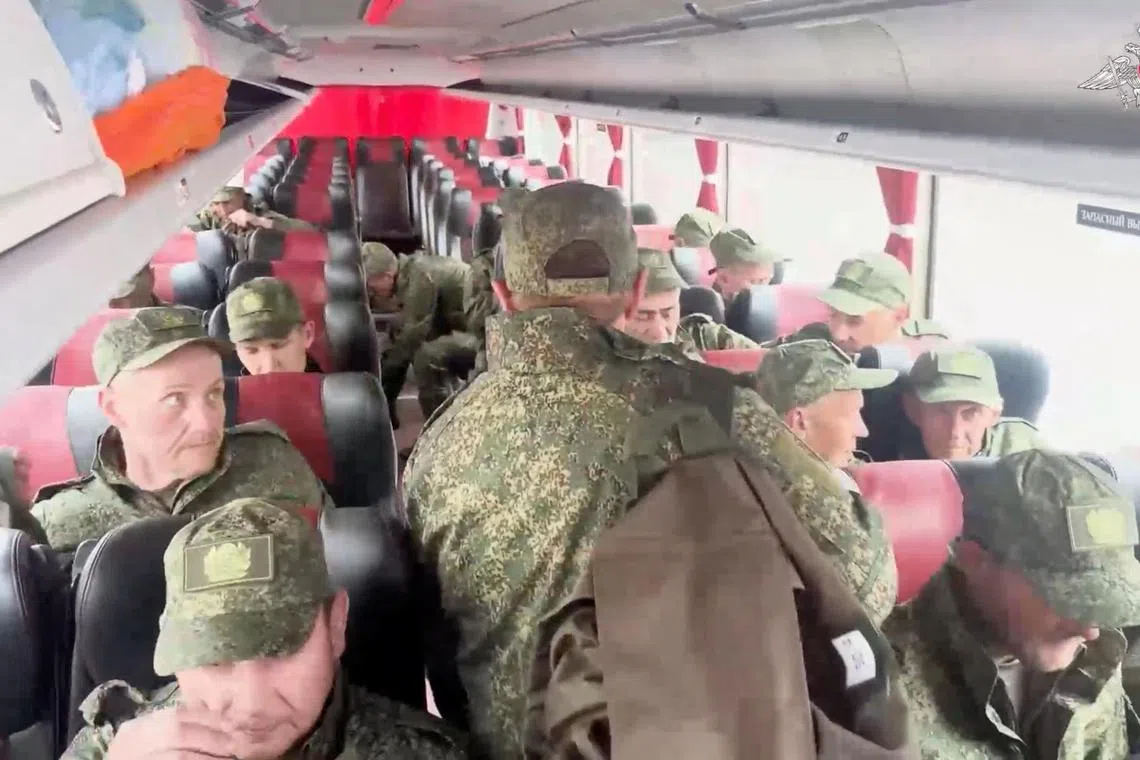 俄罗斯国防部5月24日发布照片说，在第二天战俘交换工作中获释的俄罗斯军人在白罗斯一处地点登上巴士，启程回家。（路透社）