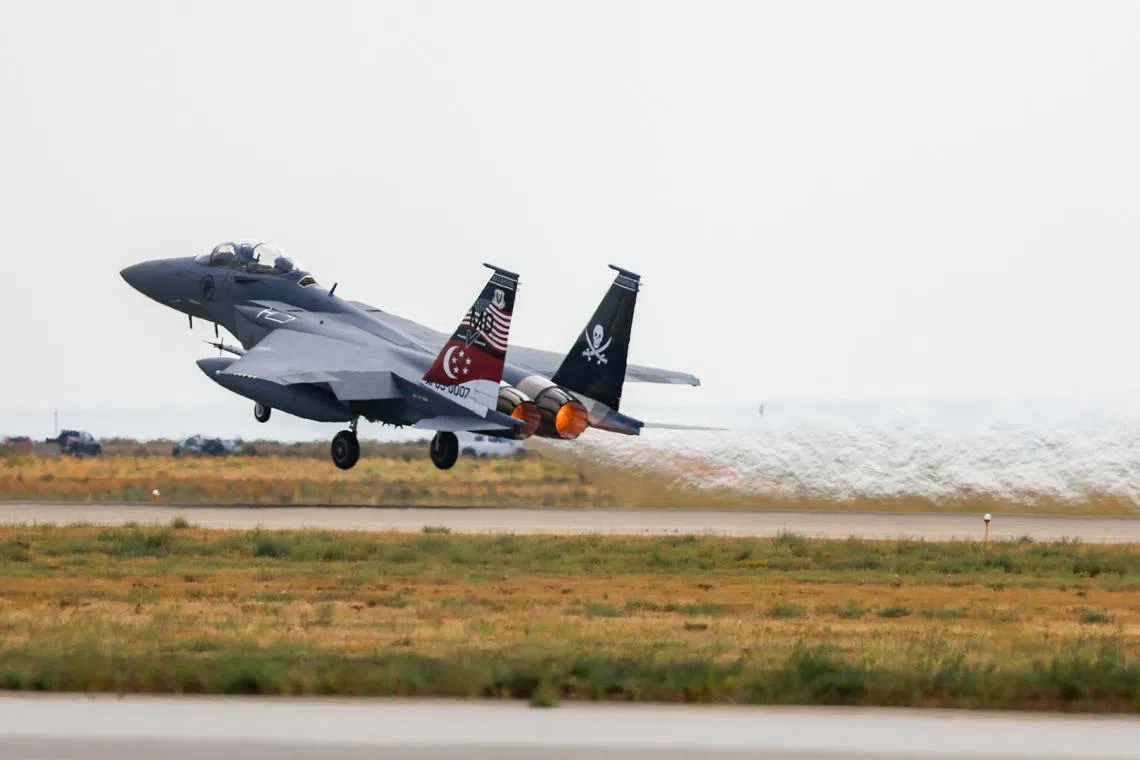 本届“铸刀”演习将派出多达24架无人机，与F-15SG型战机（图）等平台协同作战。（林明顺摄）