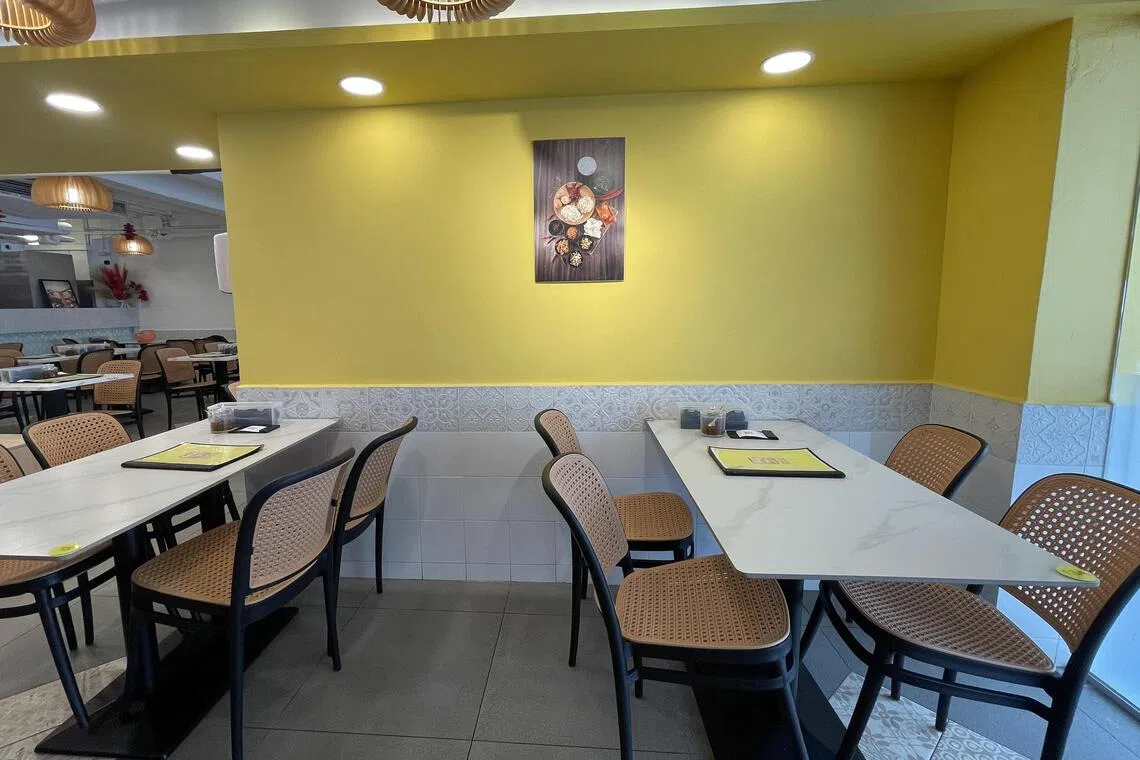 丰芳辣椒板面装修后更加宽敞明亮，除了辣椒板面，还有板面、面粉粿、咖喱板面等面食。（黄靖晶摄）