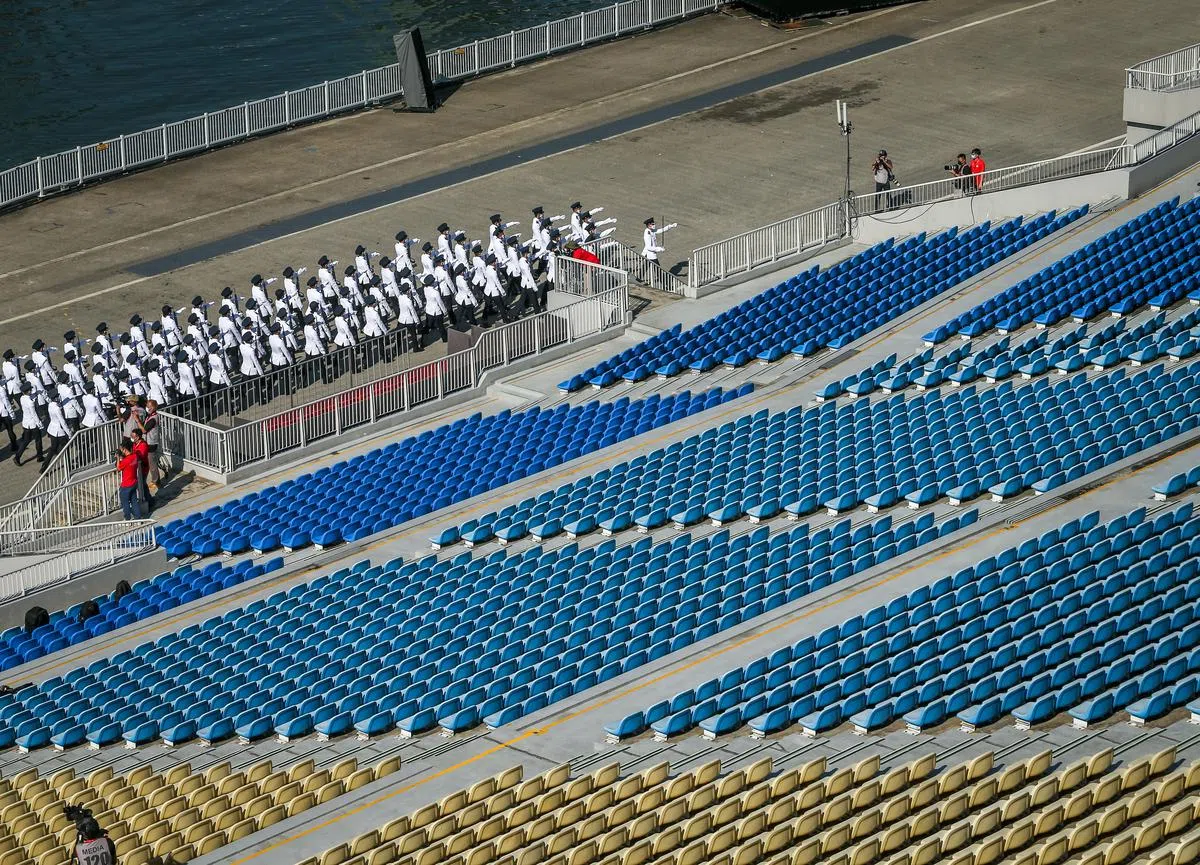 为了确保疫情不会扩散，今年的国庆典礼不开放给公众领取门票，整个观众席空空如也。（叶振忠摄）