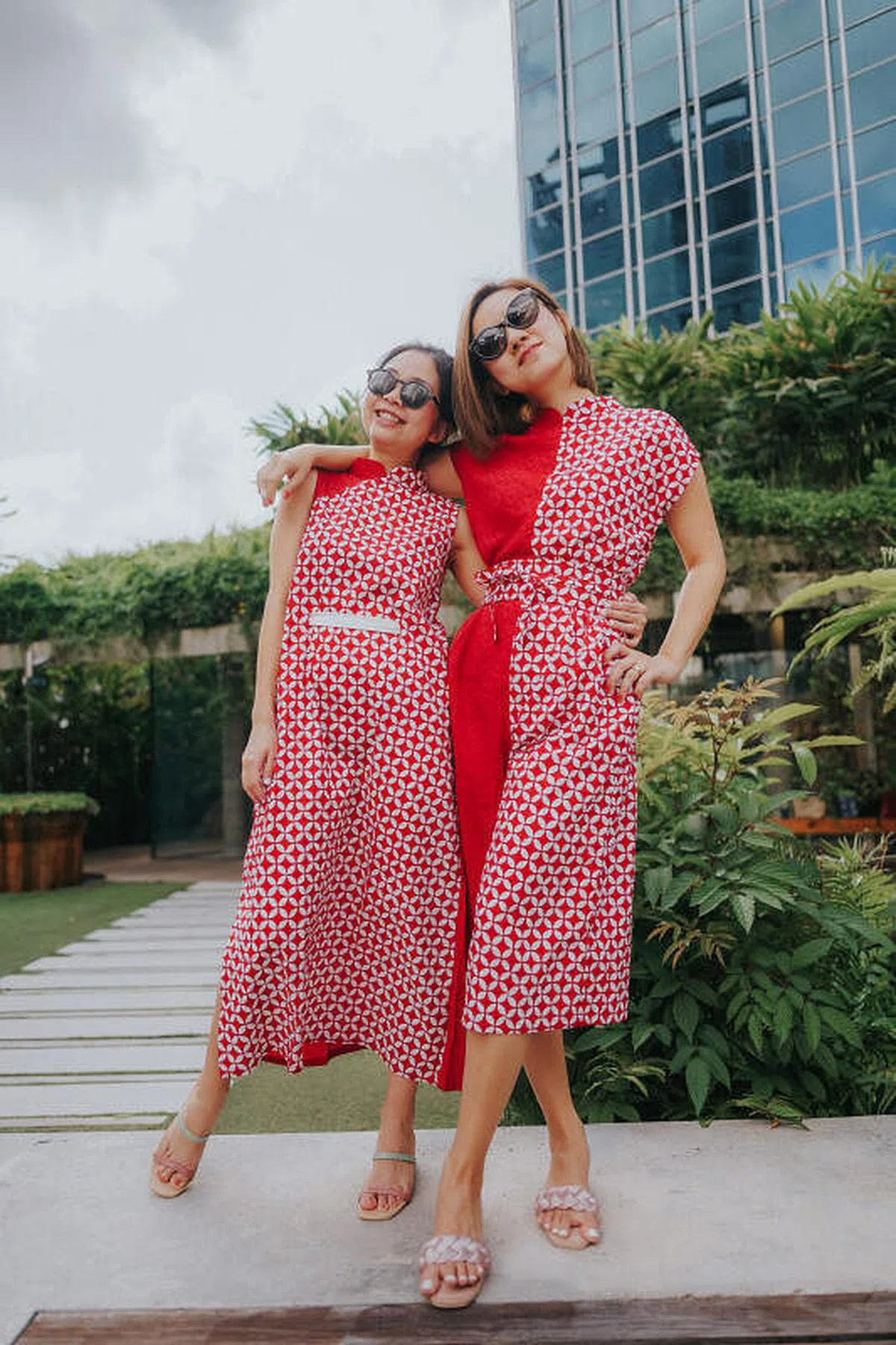 ANS.EIN既传统又现代的设计和剪裁在国庆日更能带出新加坡女性新旧兼具的特质。(品牌提供照片) 