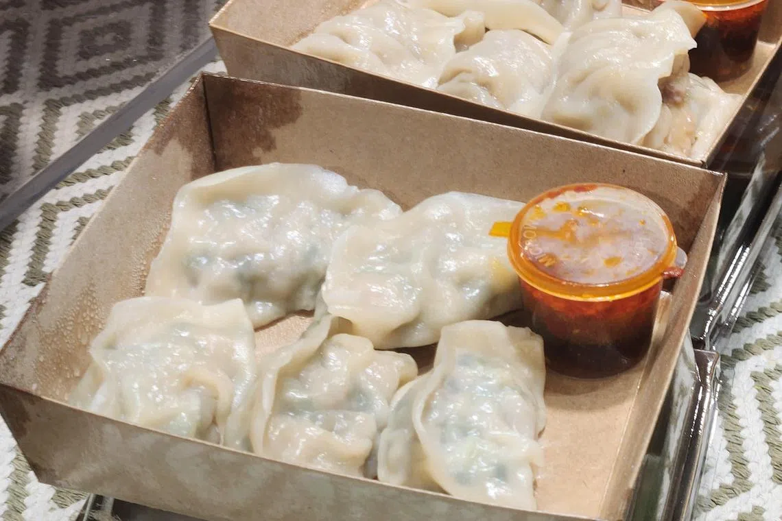 马来同胞喜欢手工饺子搭秘制辣椒酱。（陈爱薇摄）