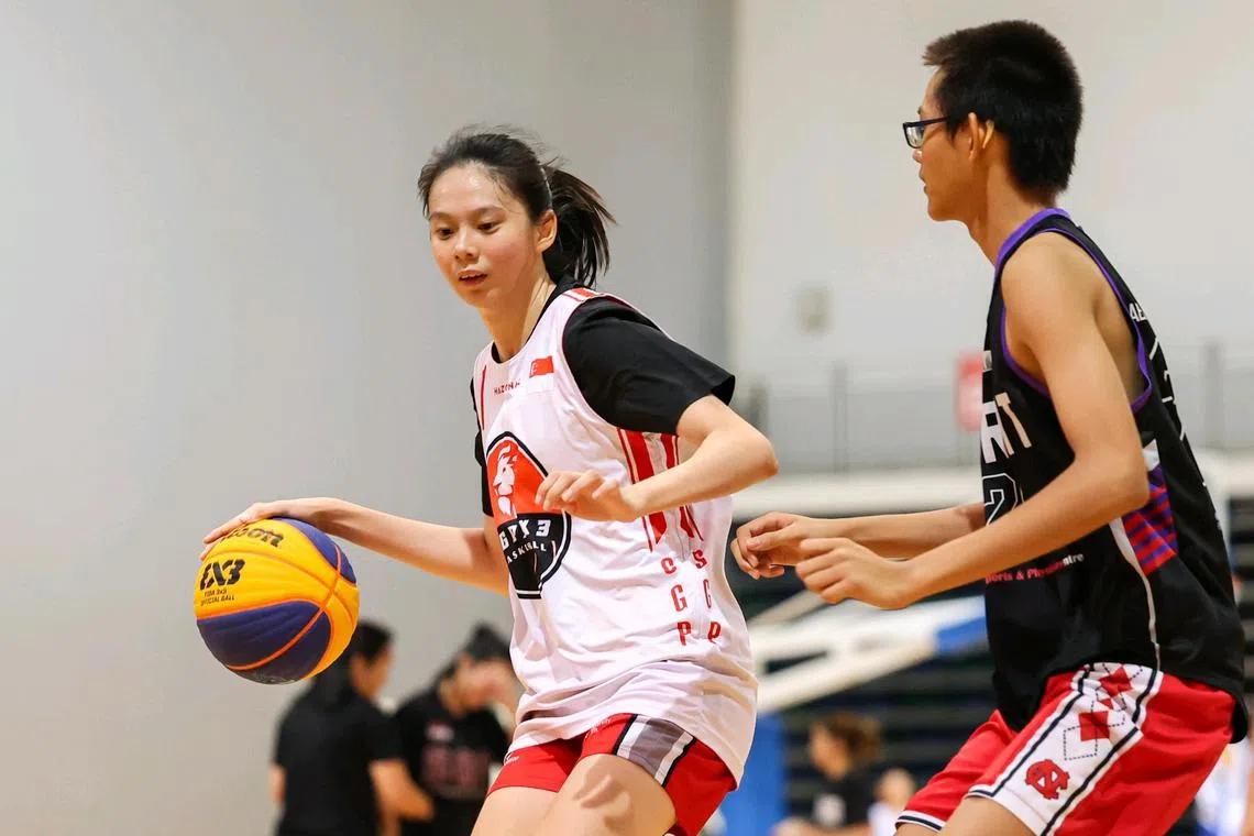 韩星悦（左）今年将继续代表新加坡女队出战。她的父亲曾是篮球运动员，会在女儿的训练和比赛中全程督战。（海峡时报）