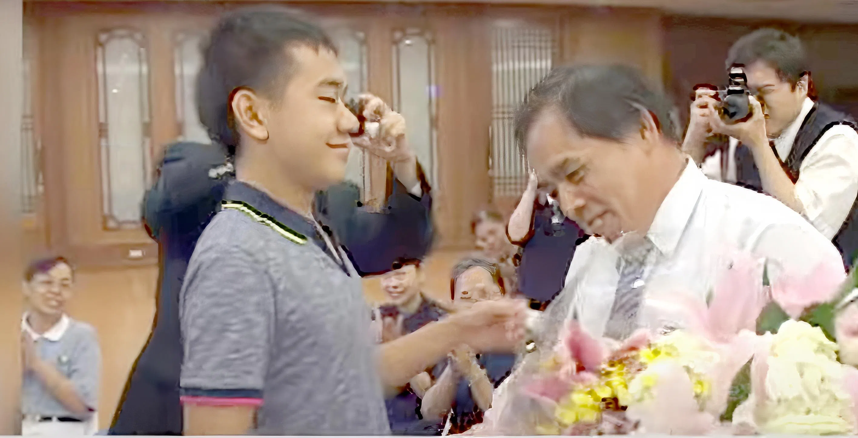 2011年6月，17岁的杨时弘（左）与父母到花莲慈济，向骨髓捐献者黄启川表达感恩之情。杨时弘今年29岁了，从英国伦敦大学学院医科毕业后，在英国当了两年初级医生。他在3岁时罹患血癌，2004年通过慈济基金会，在台湾找到匹配的骨髓捐献者黄启川，接受骨髓移植手术后康复。他现在的O血型是源自黄启川，而父母血型分别是AB和B型。（大爱电视视频截图）