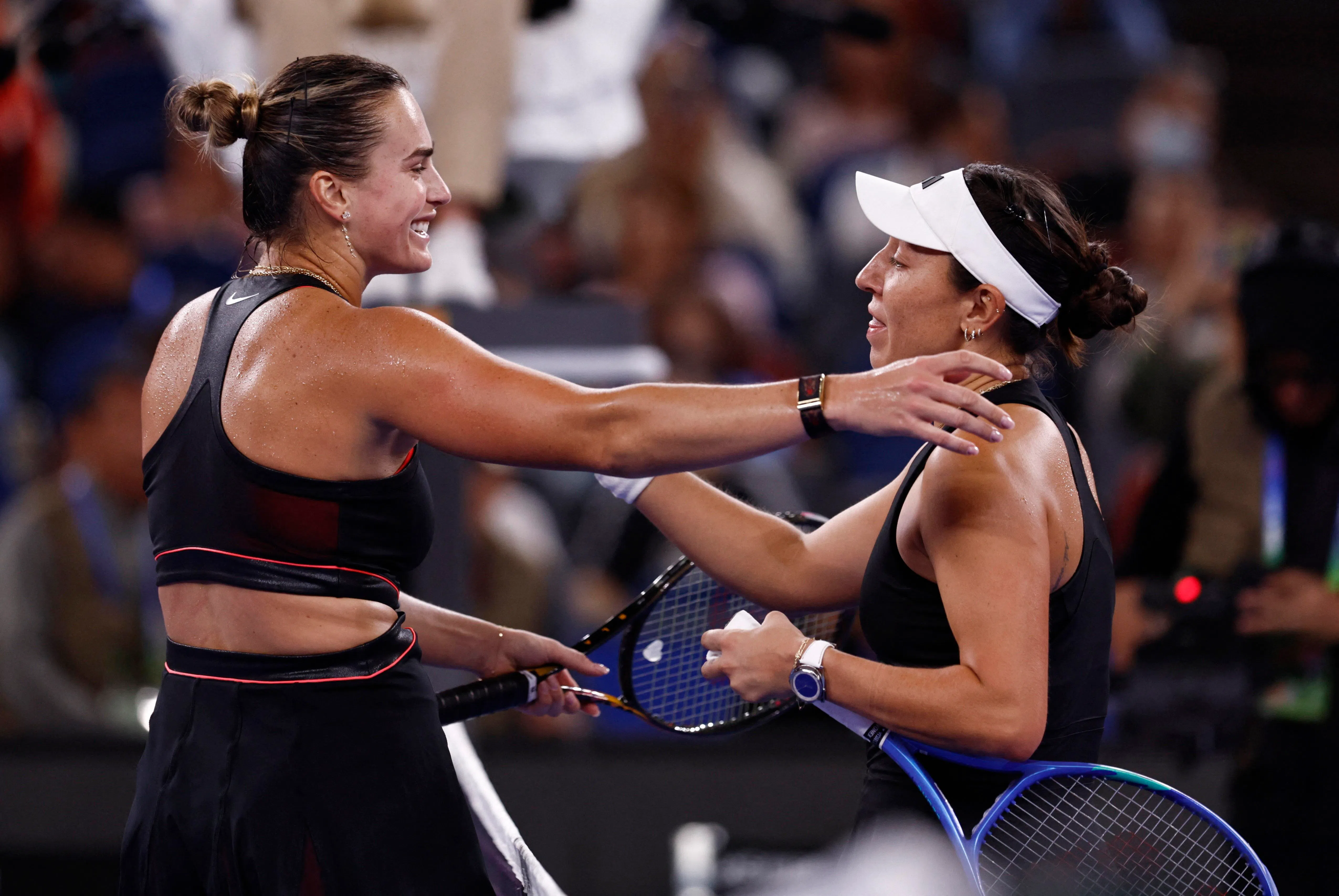 阿丽娜（左）在赛后祝贺杰西卡获胜。（路透社）