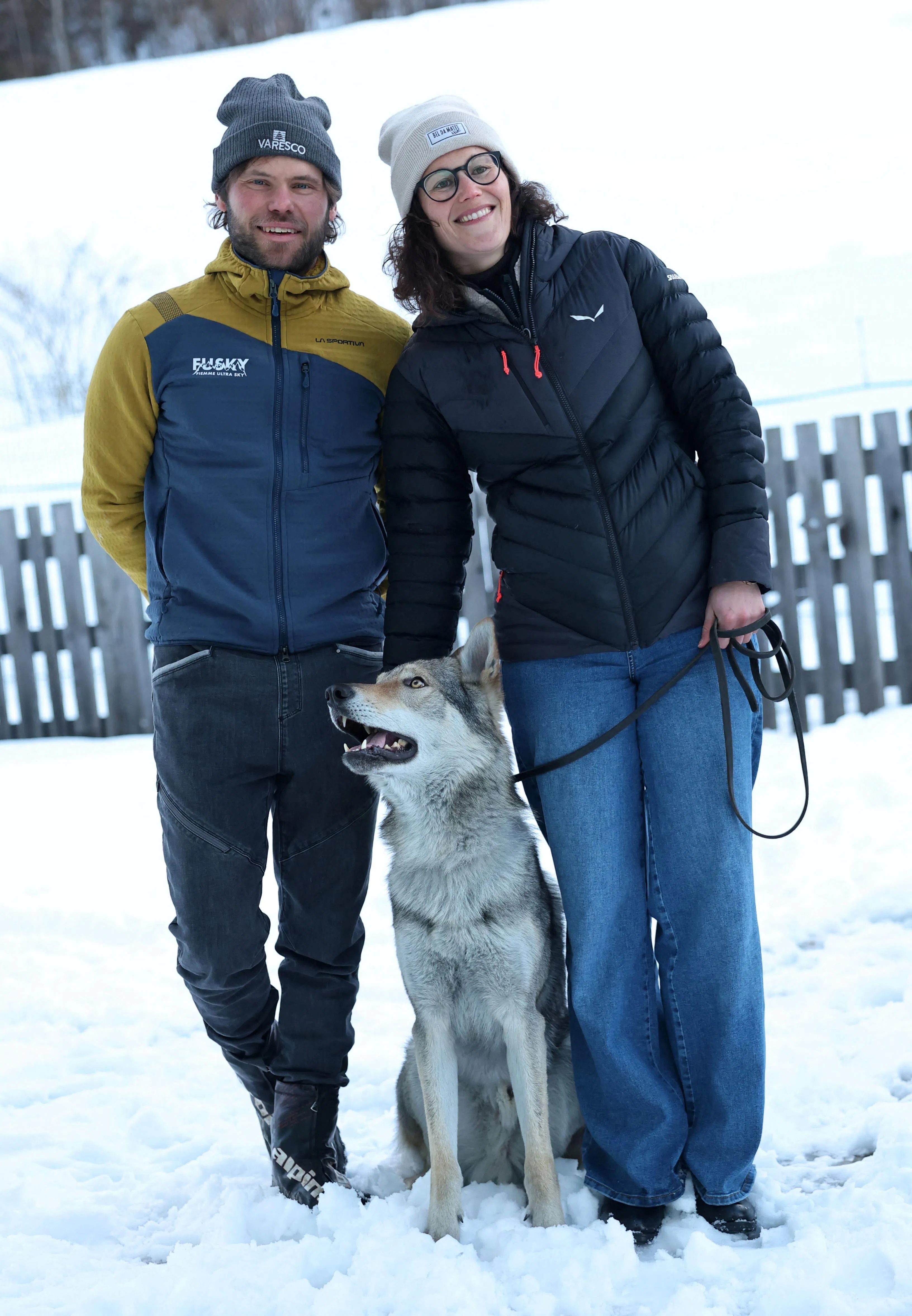 狼狗戒灵的主人恩里科·瓦雷斯科（左）和艾丽斯（右）说之后会在家中和戒灵一同观赛，确保它不会再次闯入赛道。（路透社）