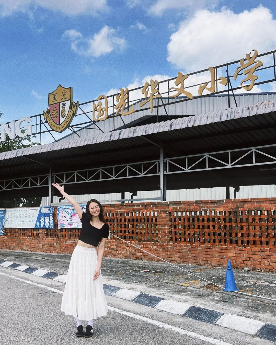 罗美仪全家搬来新加坡住之后不时会回新山走走，她近日重返母校寻找童年回忆。（新艺经纪提供）