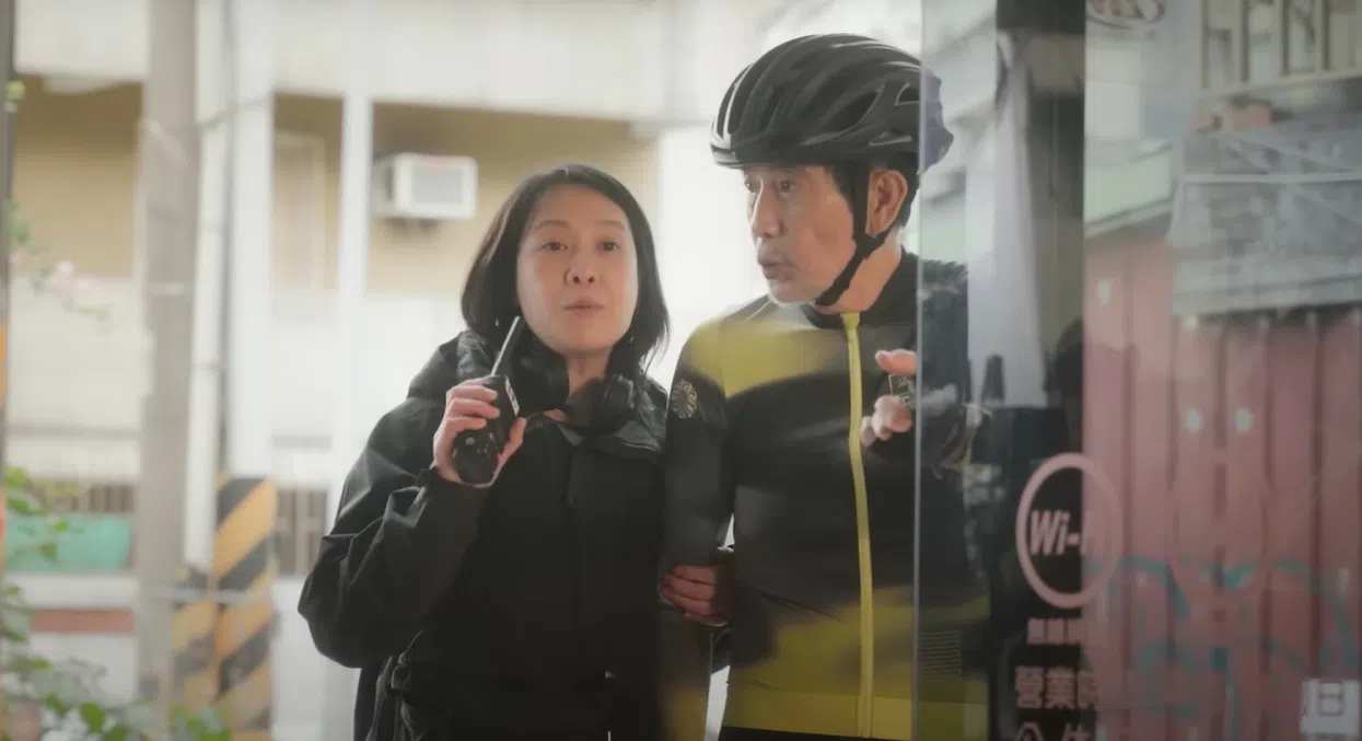 在导演刘若英（左）的诚挚邀请下，秦汉决定接演《忘了我记得》。（YouTube视频截图）