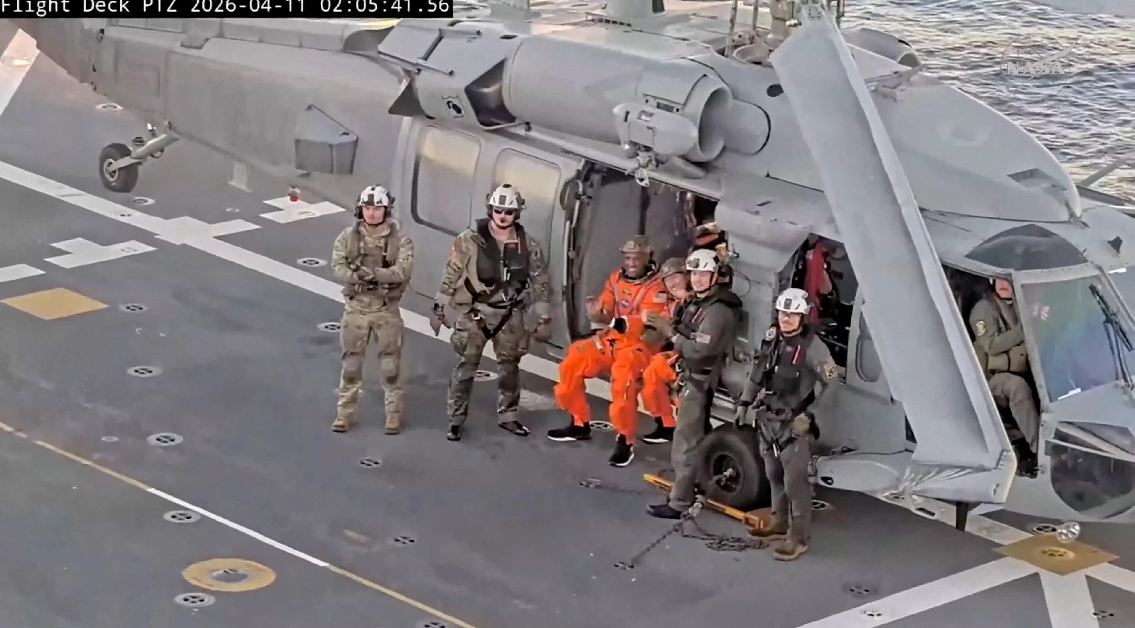 宇航员科赫和格洛弗抵达军舰，准备下机，进入船舱接受初步身体检查。（路透社）