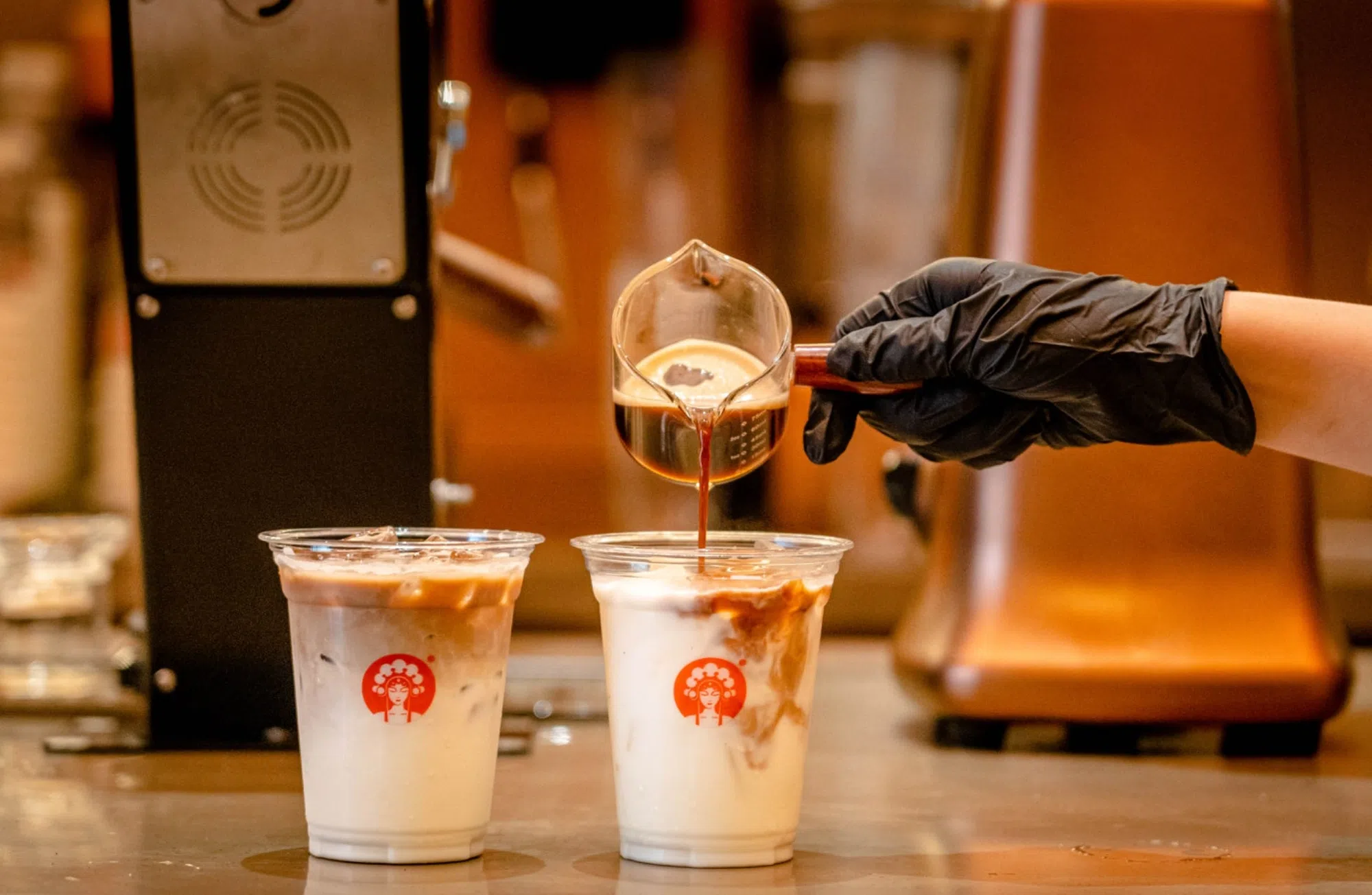 霸王茶姬茶极萃系列产品。（图/霸王茶姬提供）