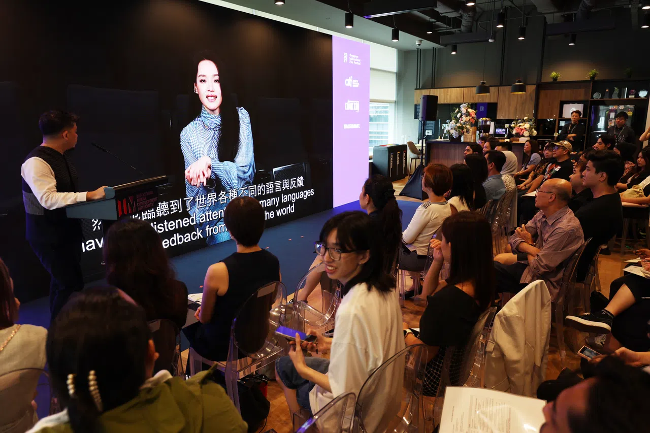 首当导演的舒淇录了一段视频，在记者会上向新加坡观众喊话。（何家俊摄）