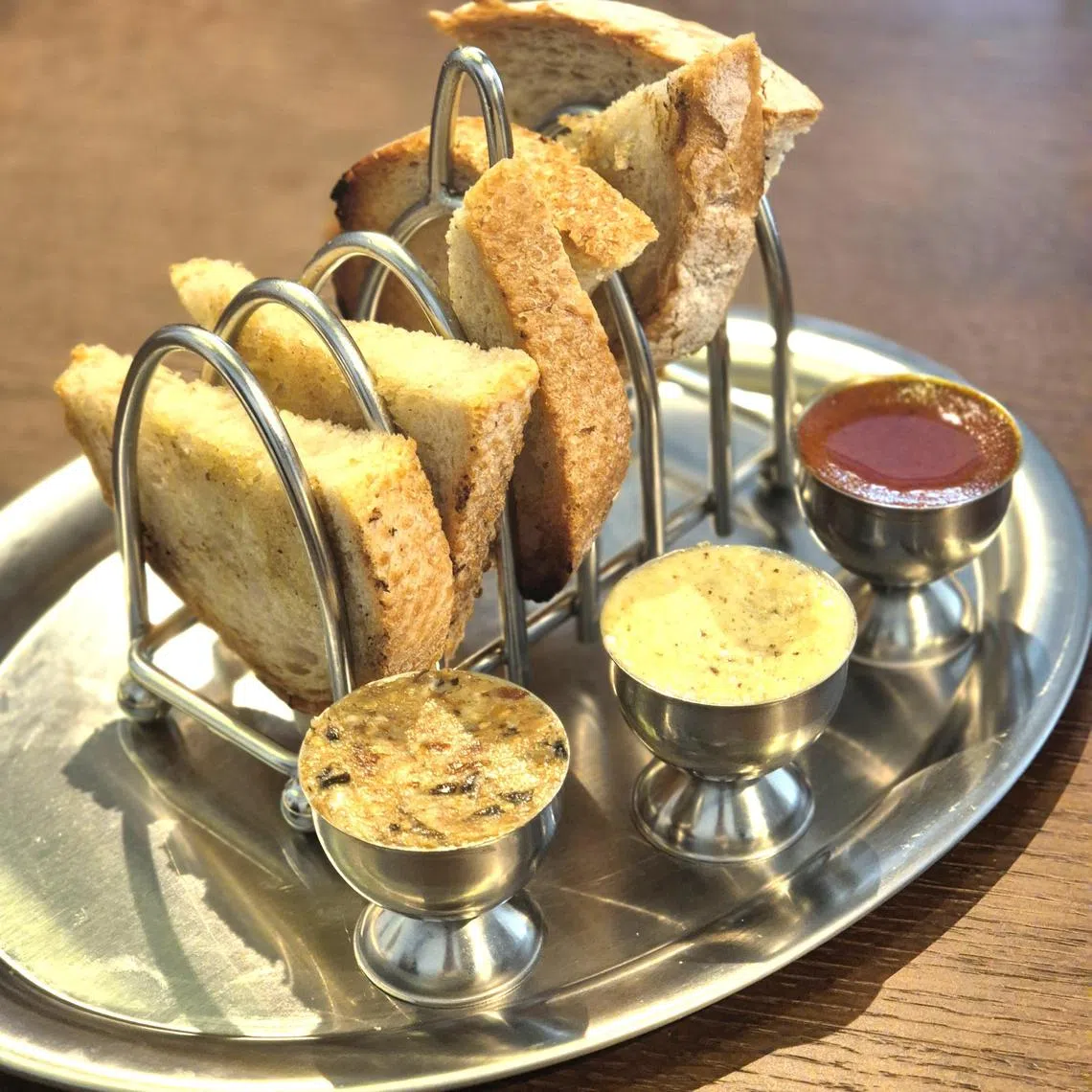 Average Service的三种风味牛油：辣椒油、日式紫菜调味料、松露。（陈爱薇摄）