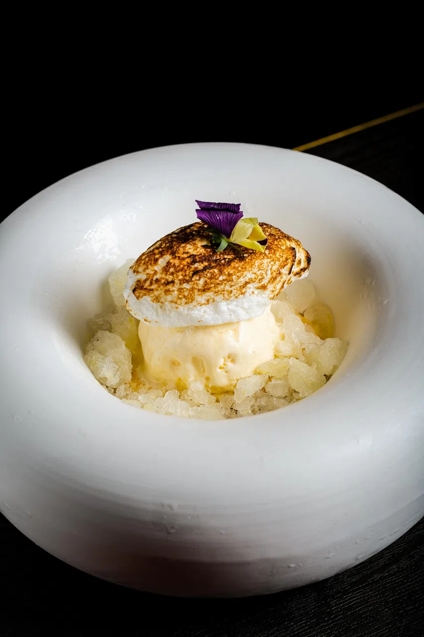 甜品解构柠檬蛋白挞将不同元素重新组合，创造出甜、酸、香、烟熏味道的多重层次。（餐馆提供）