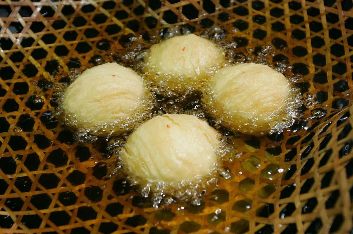 经油炸成千层酥皮的潮州芋泥月饼，不宜收久。（档案照）