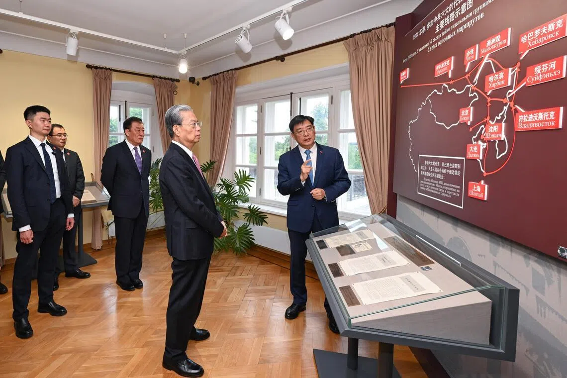 应俄罗斯联邦委员会主席马特维延科和国家杜马主席沃洛金邀请，中国全国人大常委会委员长赵乐际5月27日至30日对俄罗斯进行正式友好访问，并出席中俄议会合作委员会第11次会议。图为赵乐际（右二）星期四（28日）在莫斯科参观中共六大会址常设展览馆。（新华社）