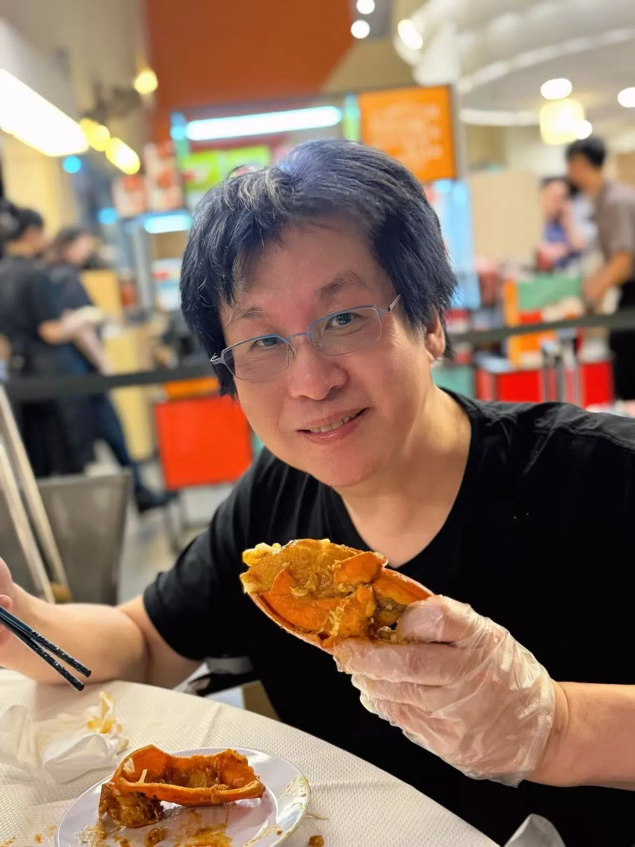 郑智化来新加坡自然要大啖辣椒螃蟹。（郑智化提供）