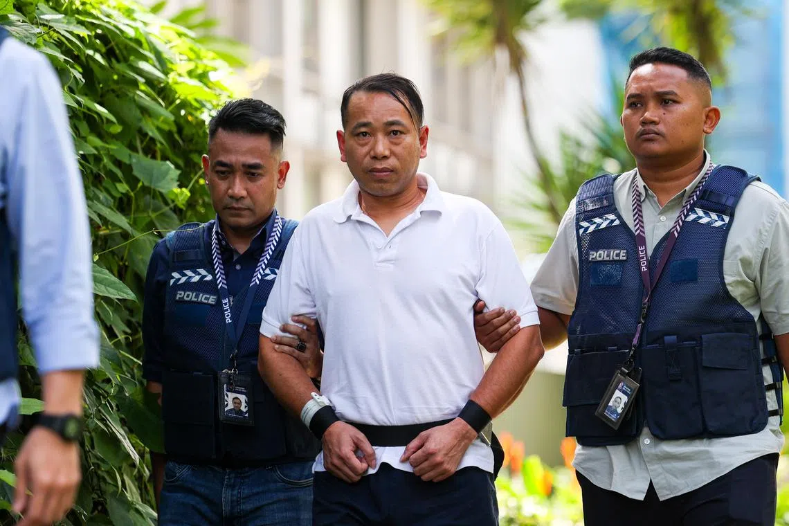 另一嫌犯杨超到场前后只有三分钟，便被押上警车离开。（林明顺摄）