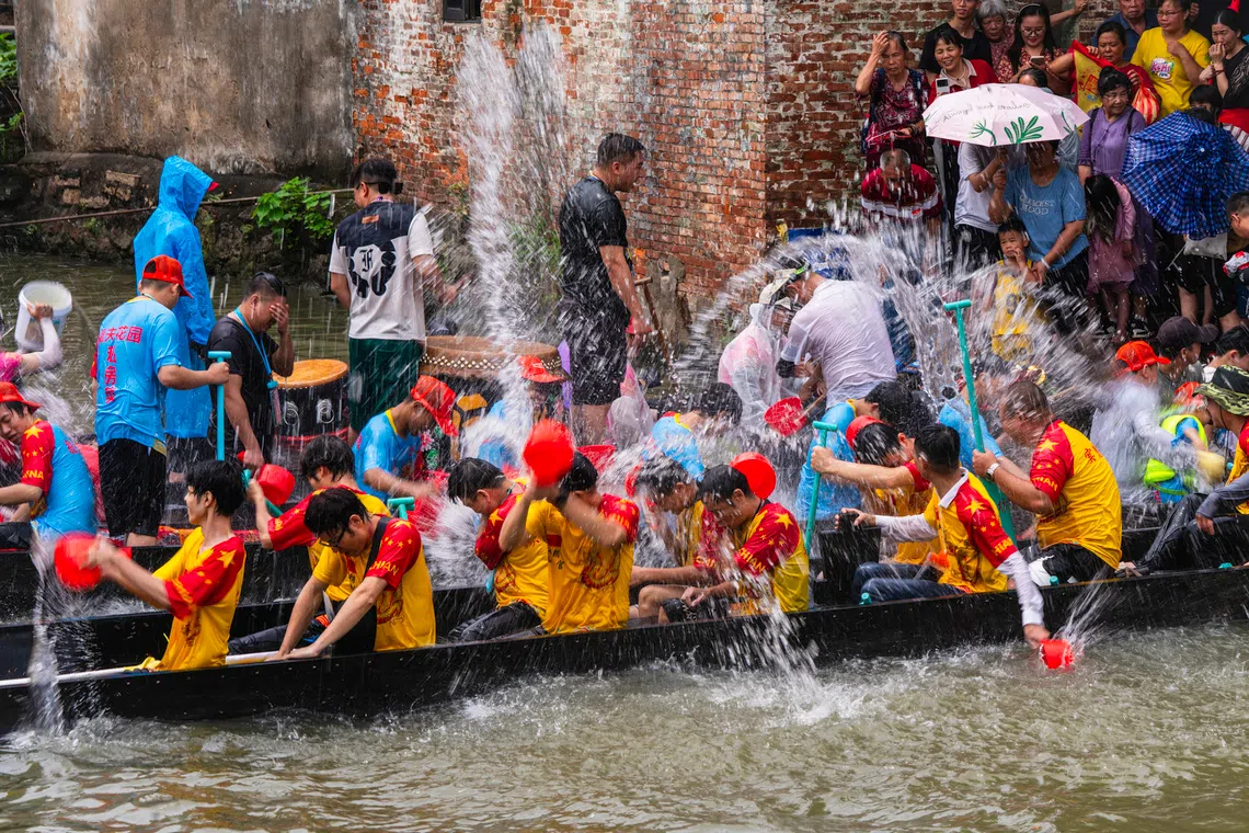 沾上龙舟水，好运一整年。（龙潭）（蔡光发摄）