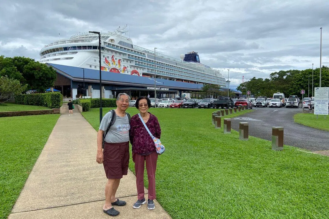 陈彬祥（左）和陈金梅的旅游方式多样，以前多是自驾游，现在选择游轮方式游四海。（受访者提供）