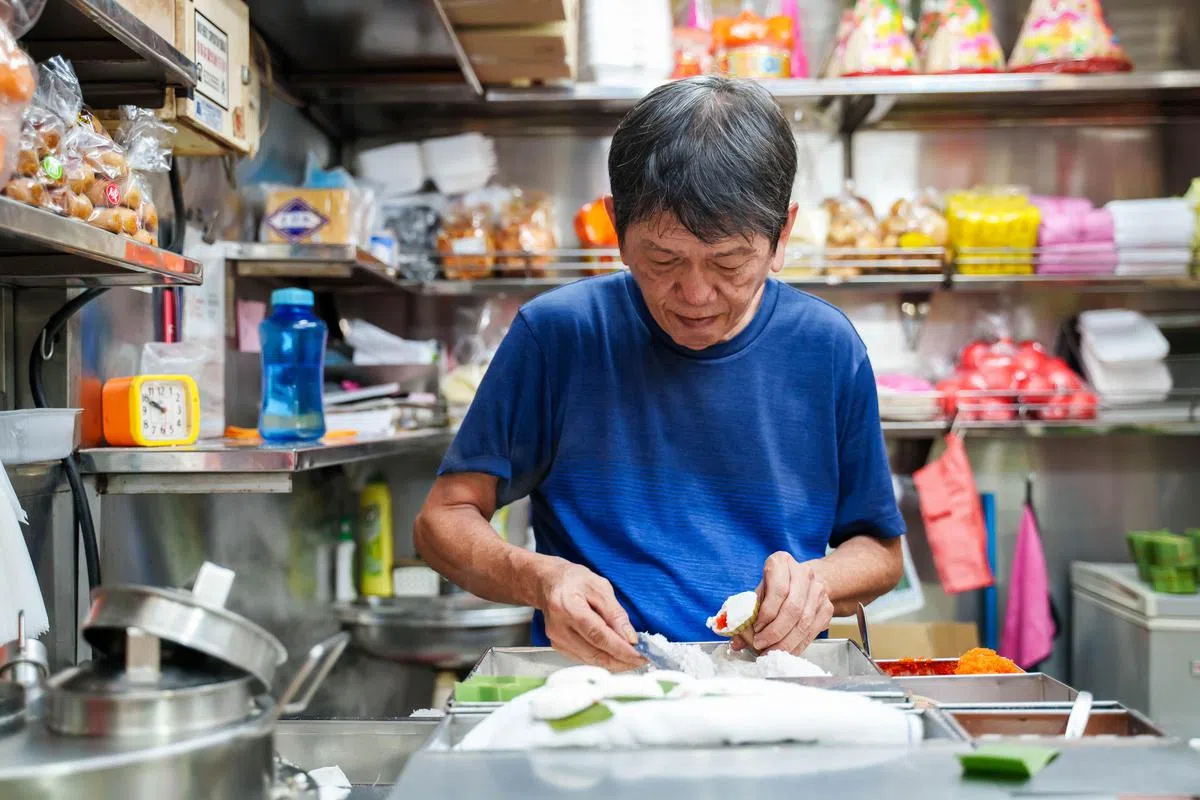 摊主继承父亲的手艺，卖了40多年的嘟嘟糕。（特约黄暐捷摄）