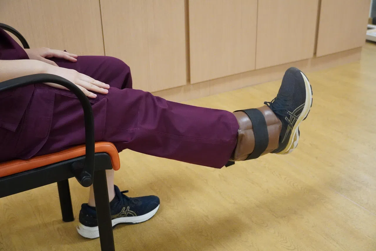 抬起动过手术的腿向前伸展。（裕廊社区医院提供）