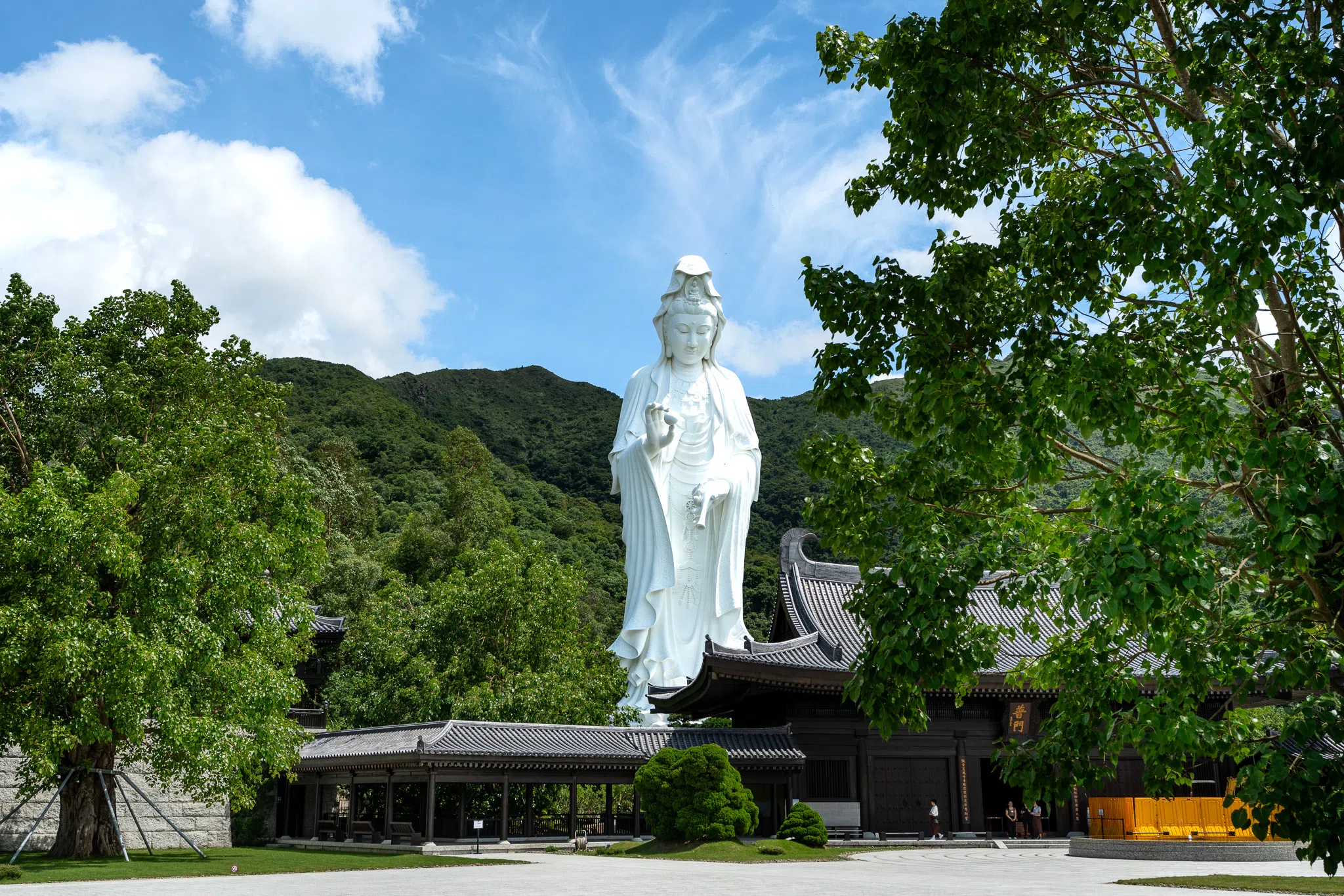 慈山寺由香港首富李嘉诚出资兴建，在2015年向公众开放，提倡环保，不烧香只能以供水方式拜佛。（图/香港旅游发展局提供）