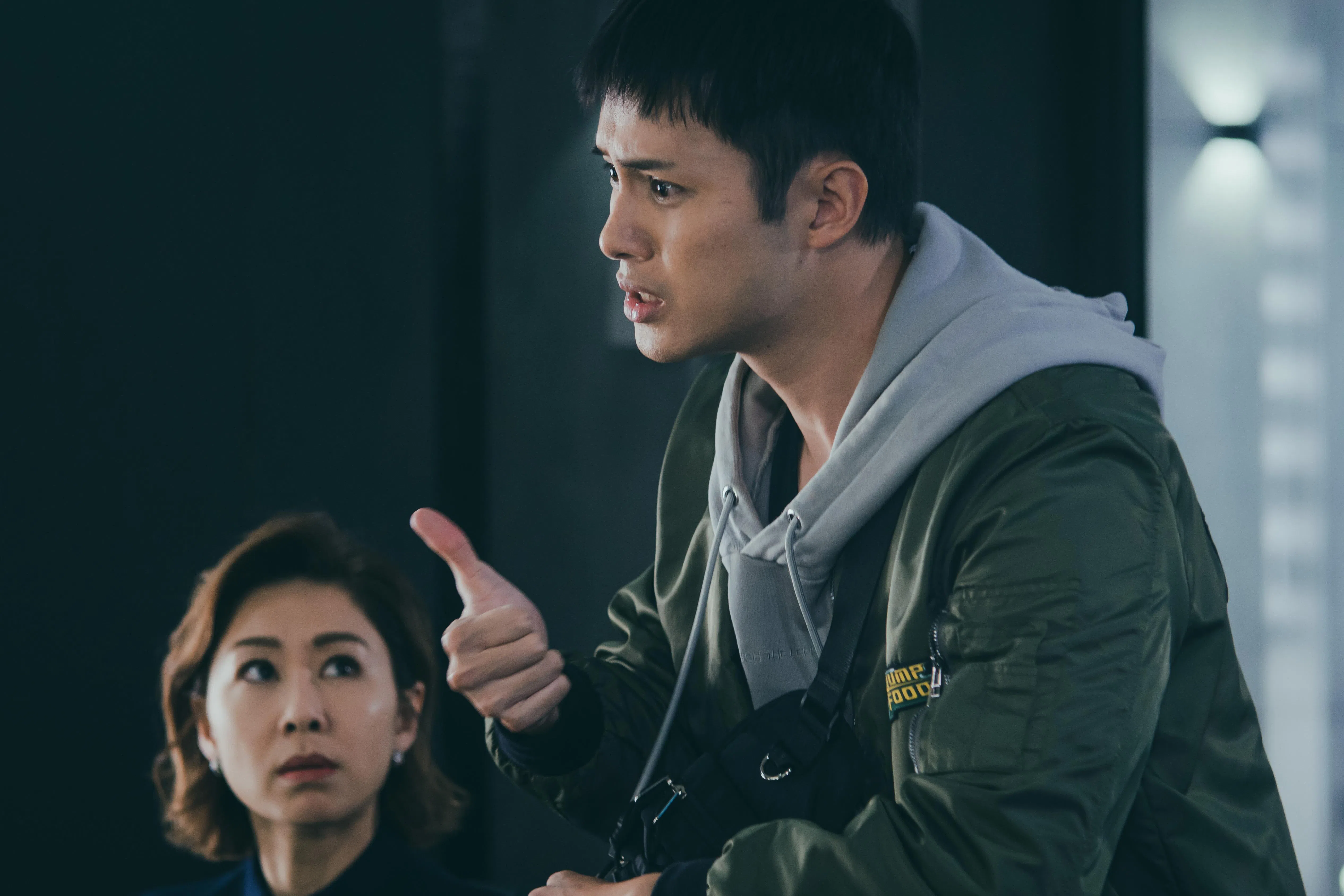 何广沛（右）在《破毒强人》饰演哑巴外卖员，他为了角色勤学手语。（TVB提供）