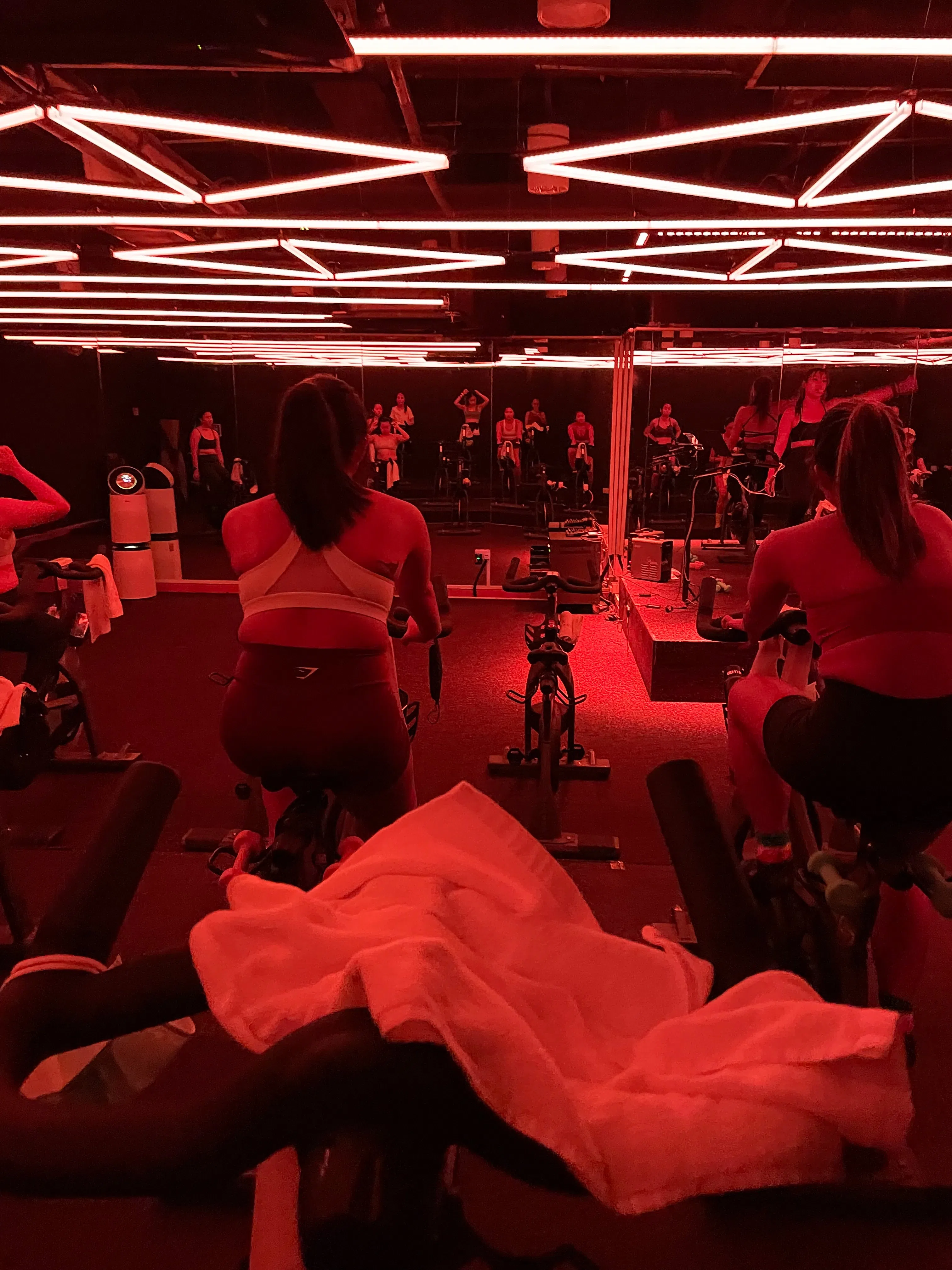 进行像动感脚踏车（图）和动感攀爬这样的激烈有氧运动须注意休息，不要逞强。（陈芷馨摄）