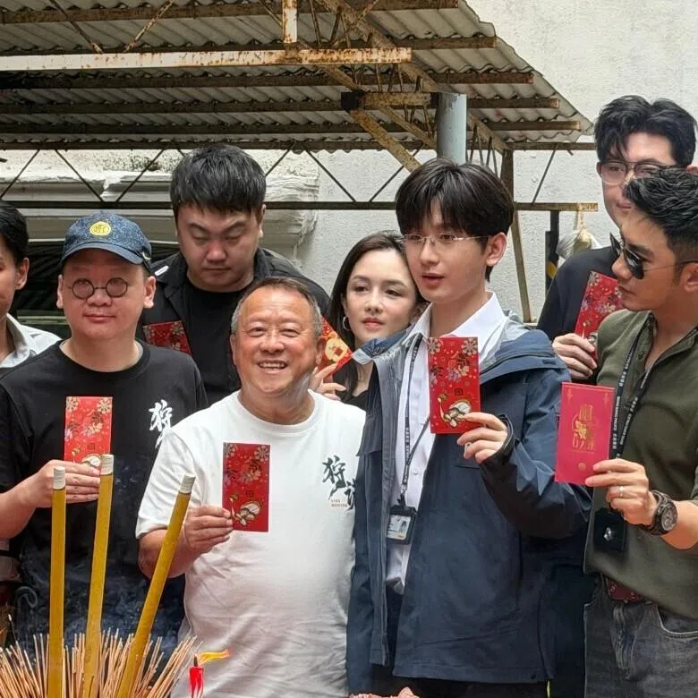 曾志伟（左二起）的首部创业作《狩谎》星期五（7月3日）于香港举行开镜仪式，出席的演员包括成毅。（互联网）
