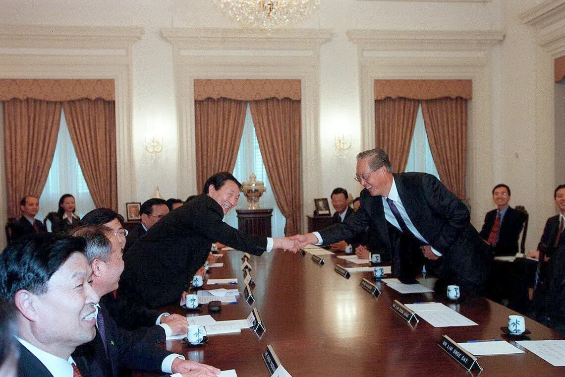 1999年11月29日，时任中国国务院总理朱镕基（左）访问新加坡，与时任新加坡总理吴作栋在总统府举行长达一小时的高层会谈。两国同意加强经济合作，特别是金融与公共住屋建设项目。（海峡时报）