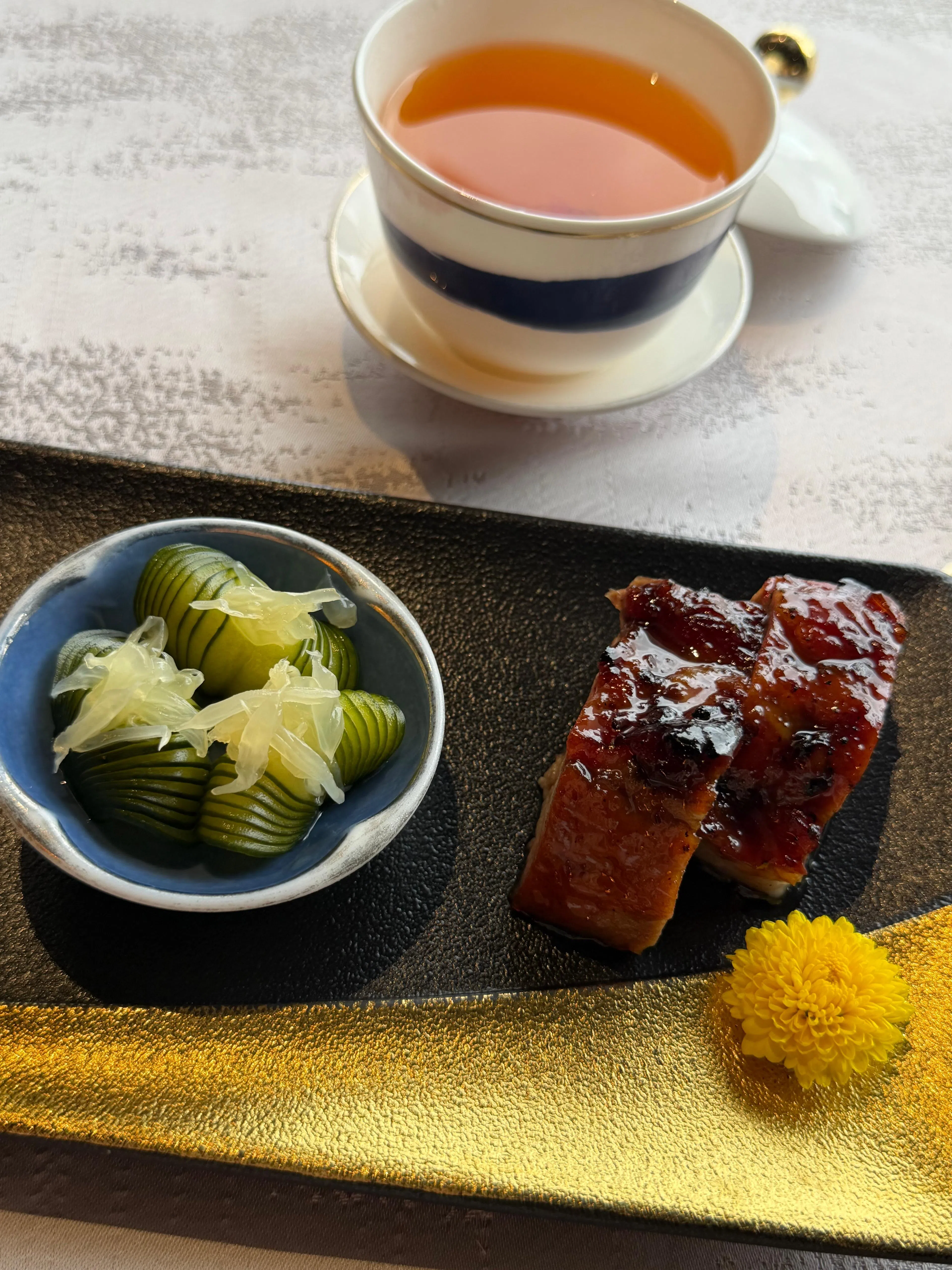 被摆成小花的青瓜，加上柚子果肉点缀，清脆酸甜，很开胃。（作者提供））