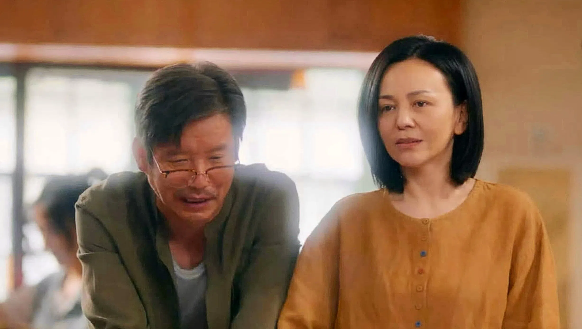 男主角盛阳的母亲（王琳饰，右）在超市打工，父亲（杨皓宇饰，左）是环卫工人。（互联网）