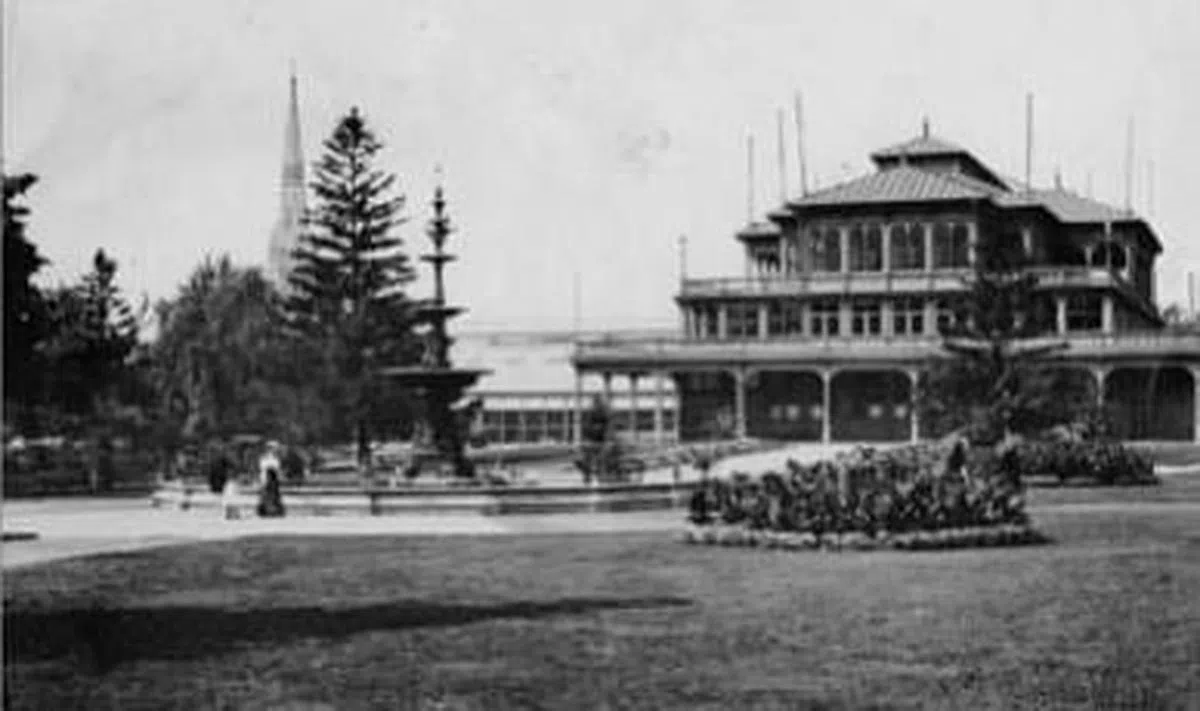 王尔德1882年5月27日在多伦多艾伦花园文体厅演讲。这栋维多利亚风格的海边亭阁式建筑后毁于火灾。（互联网）