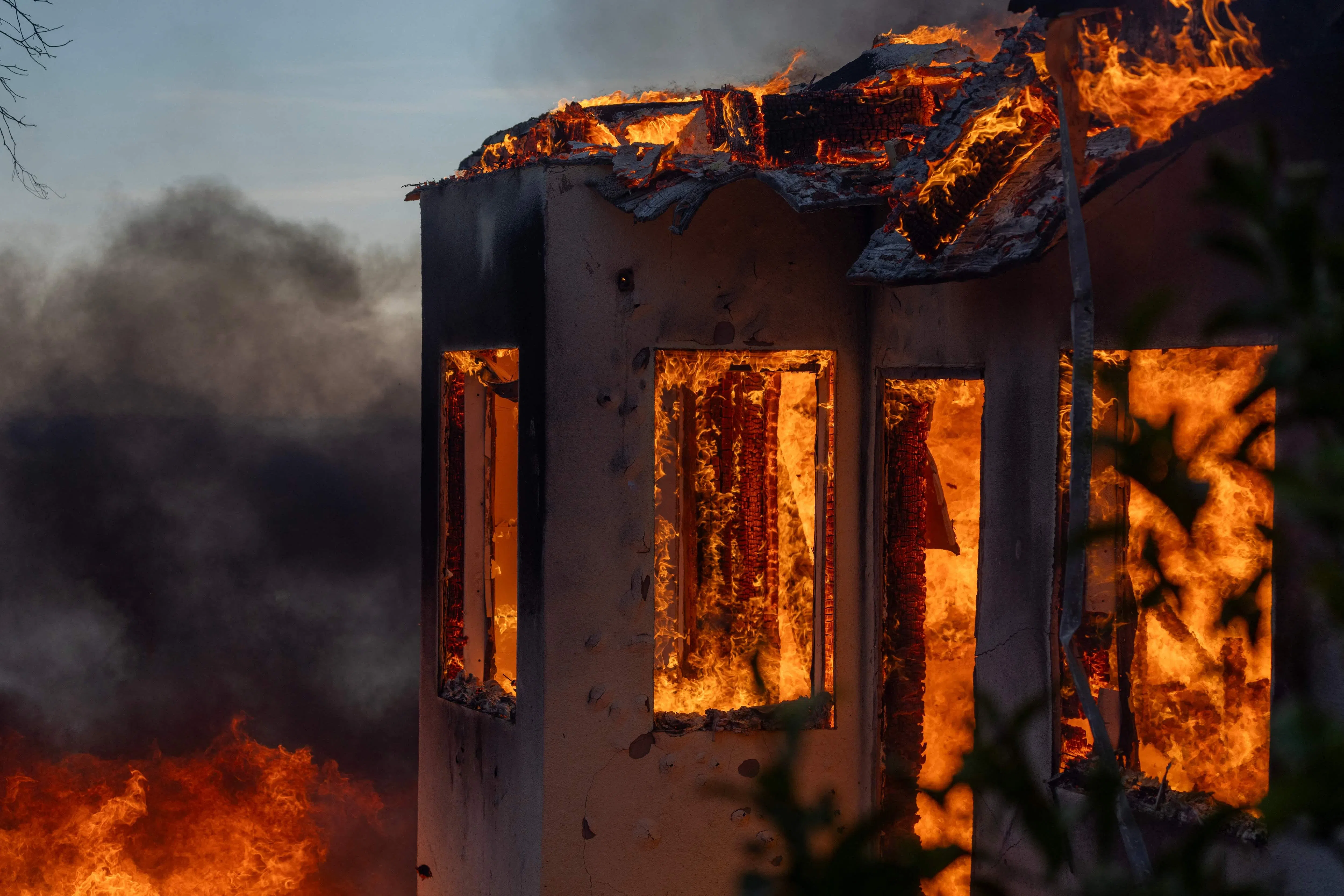 11月6日，大火吞噬卡马里奥的一栋房屋。（法新社）