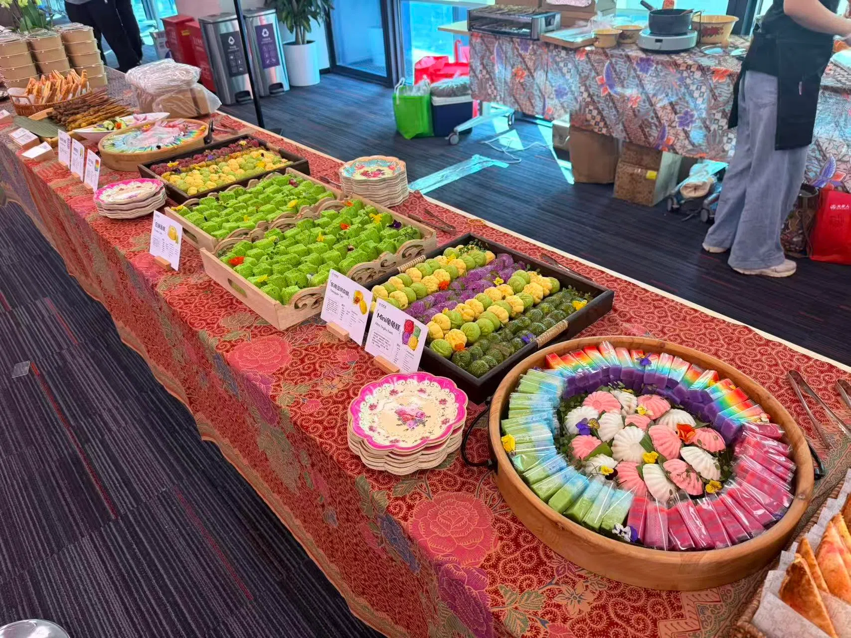 今年8月8日，娘惹囡为一家企业在上海举行的活动准备糕点。（娘惹囡提供）