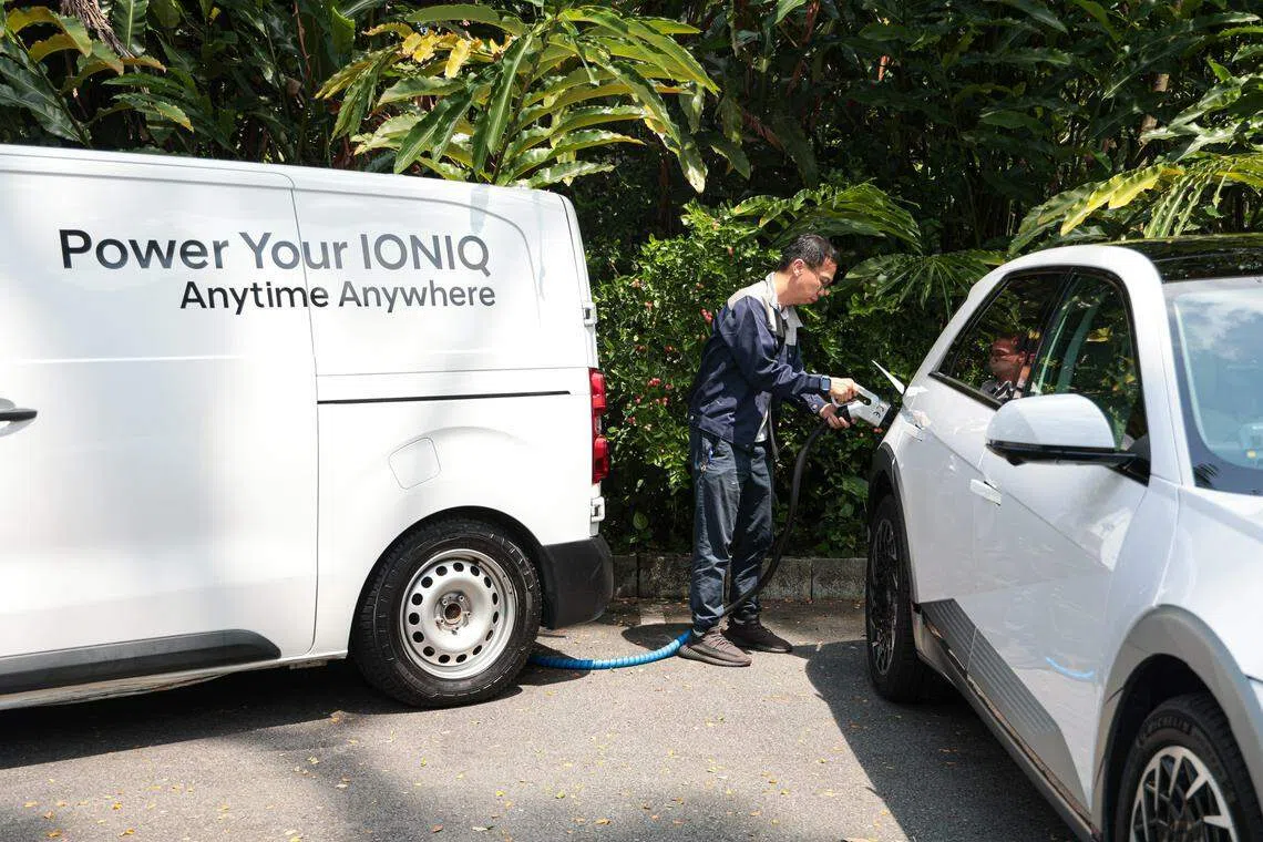 购买现代电动车的买主，可免费12个月使用移动充电业者P.UP的上门充电服务。充电期间，业者还可提供轮胎擦拭和洗车服务。（李冠卫摄）