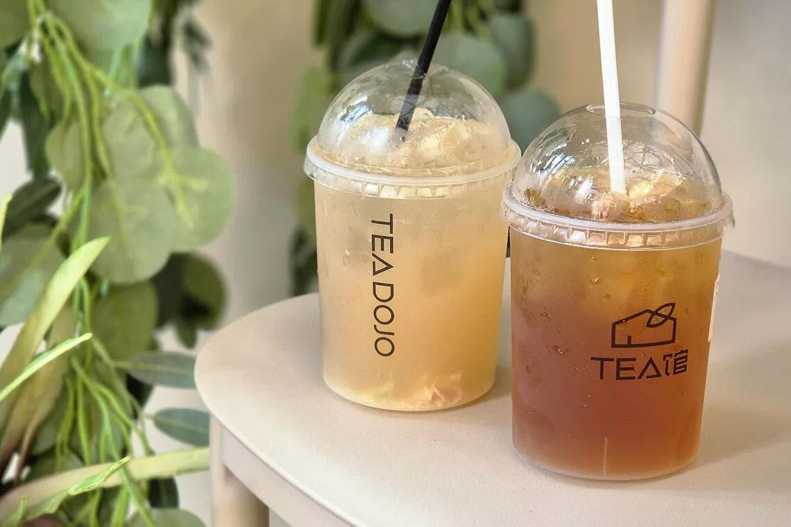 Tea Dojo的香茅香水柠檬茶（左）和香水马蹄甘蔗水。（陈爱薇摄）