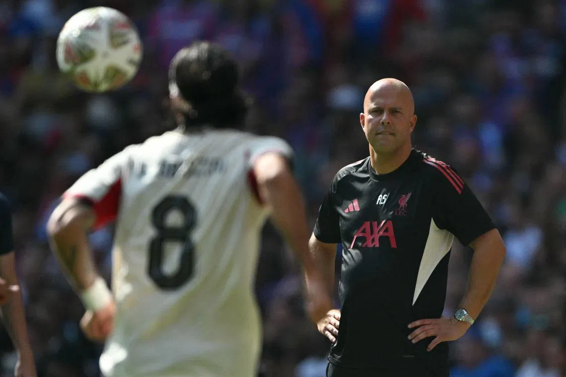 红军主帅斯洛特（右）希望在新赛季开始之前纠正球队的问题。（法新社）