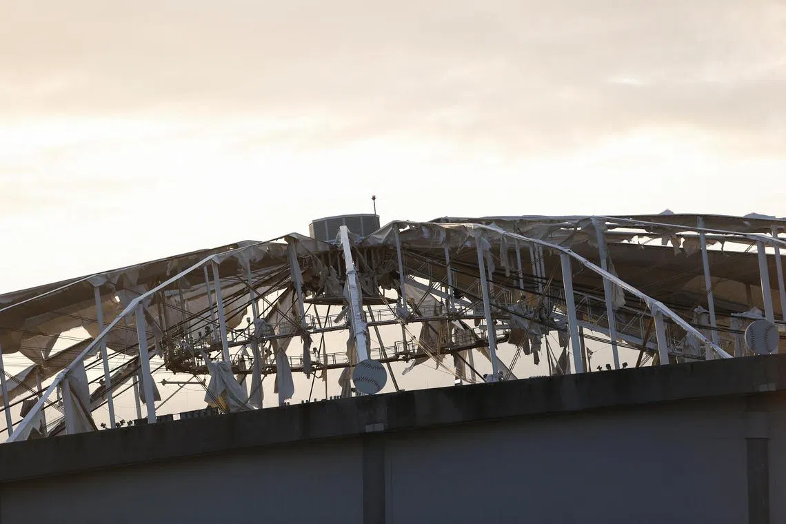 原被指定为避难所的美国职业棒球大联盟坦帕湾光芒队主场（Tropicana Field stadium）的屋顶星期四被强风吹翻，成了灾区之一。（路透社）