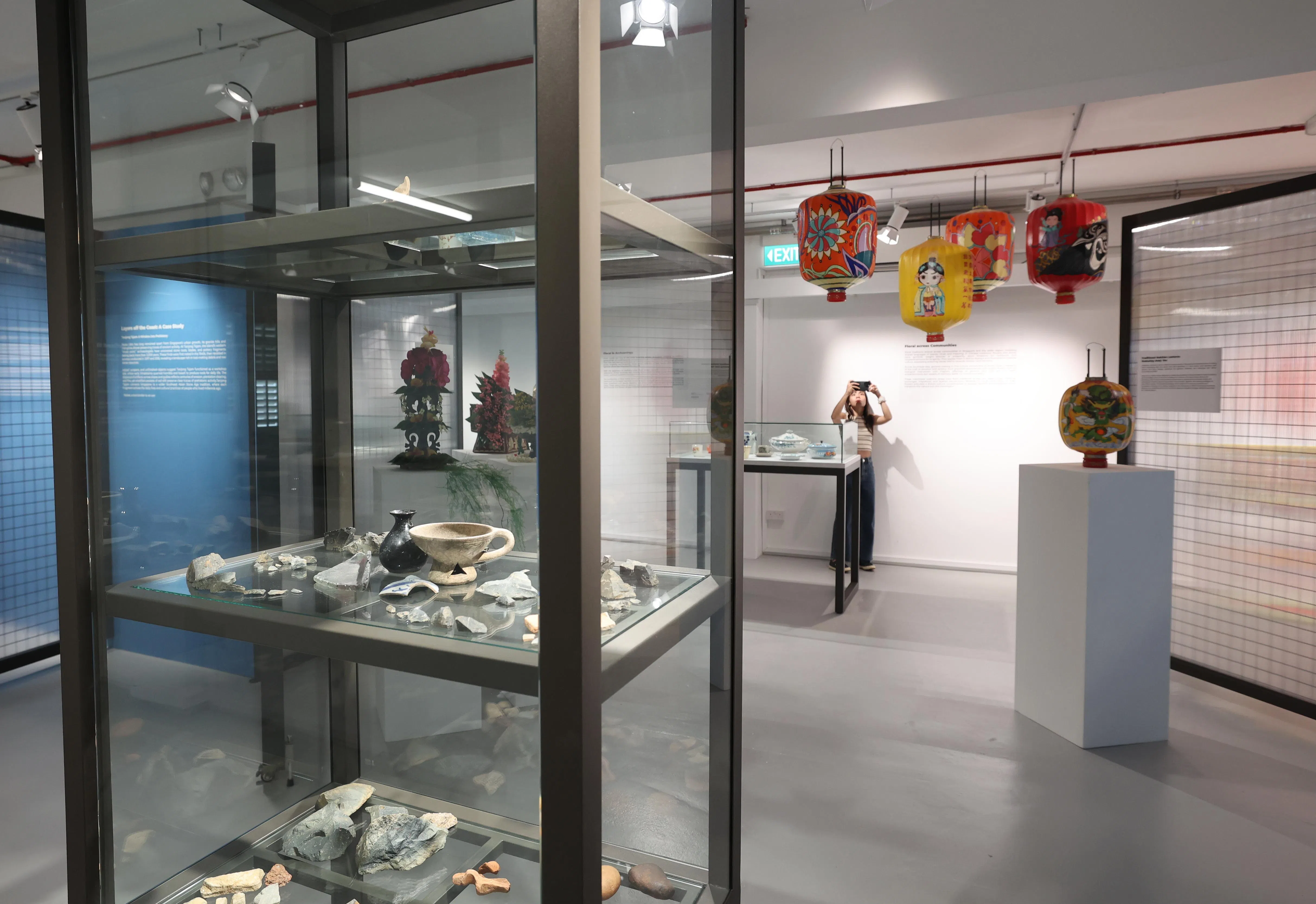 ArCH Square的展品包括闽南传统手工彩绘灯笼，以及乌敏岛西端出土的3000多年前的石器、刀具和陶器碎片。（邬福梁摄）