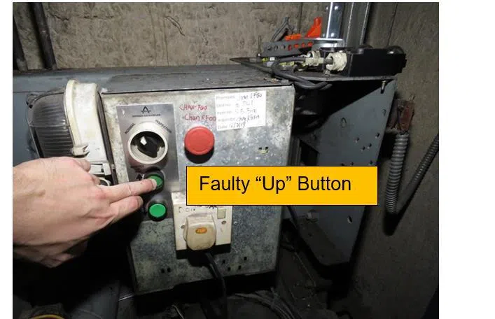 事发时电梯厢顶的“向上”按键有故障，被告本应停止维修工作，但却给予维修批准。（人力部提供）