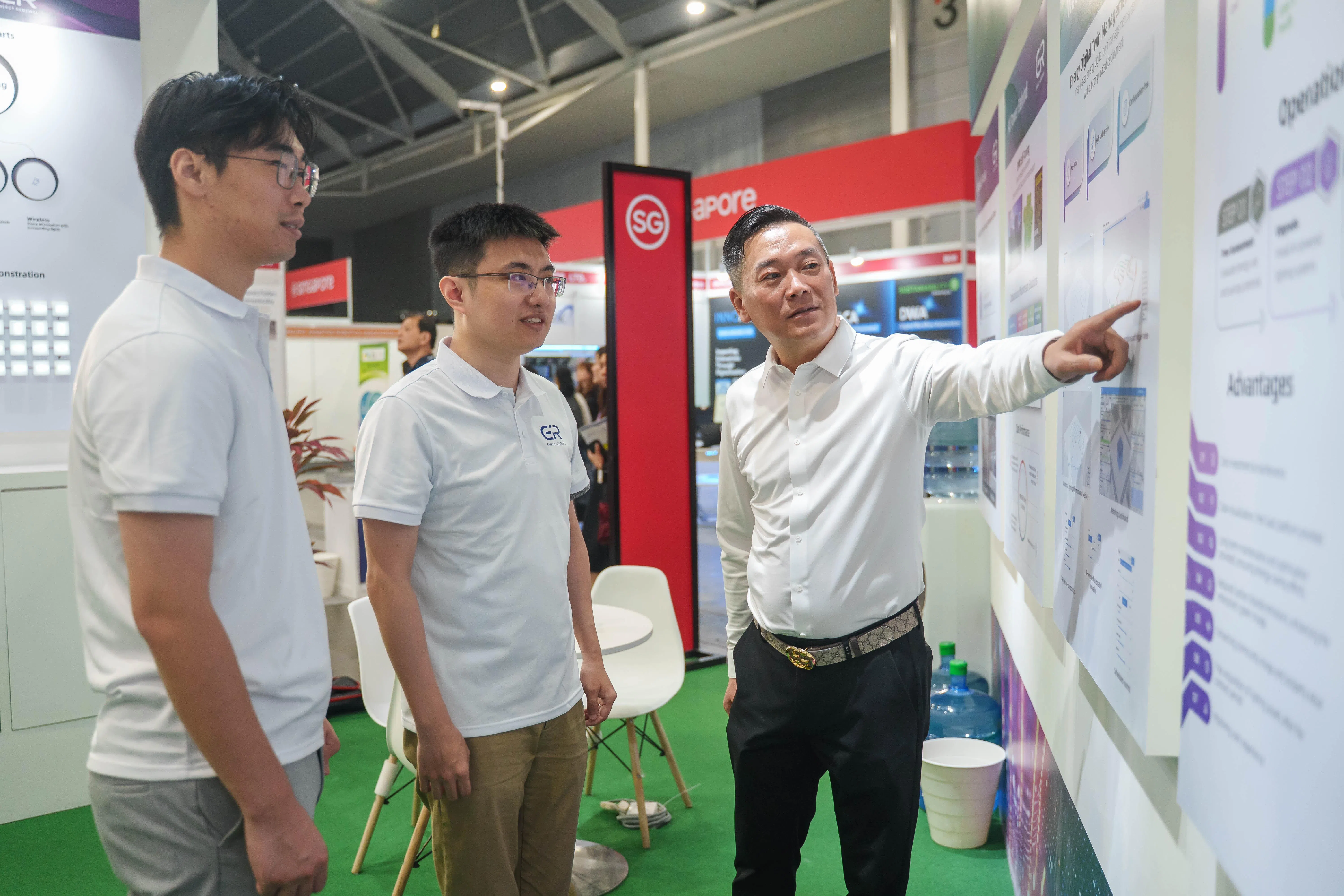 能源更新董事长陈伟星（右）携首席技术官赵瓅晔（中）和项目工程师顾志成参与今年3月举办的亚洲国际建材及技术展览会（BuildTech Asia）。（特约黄𬀩捷摄）