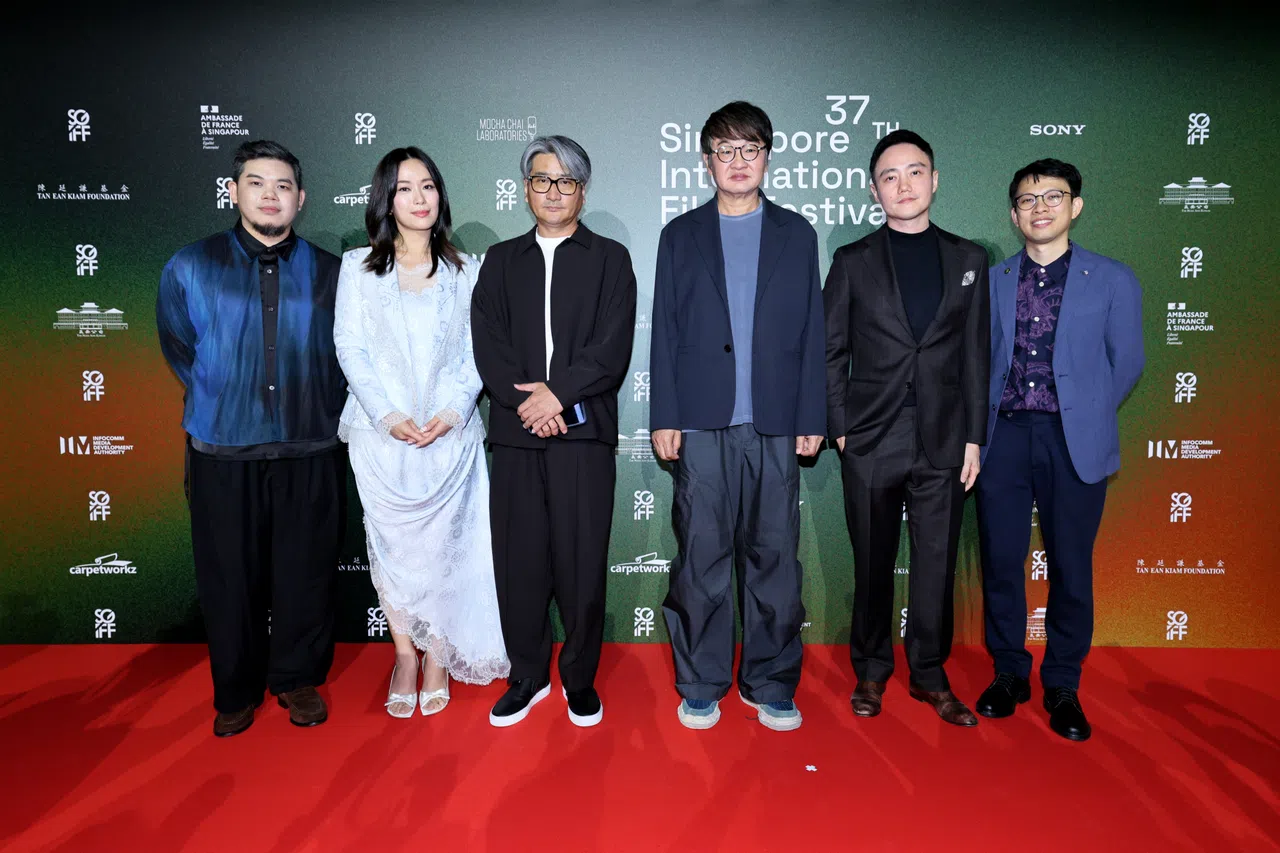 SGIFF节目总监童祈为（左起）、电影节大使林慧玲、《暗杀者们》监制金元国、导演许秦豪、电影节主席巫俊锋和总经理蔡绍勇。（龙国雄摄）