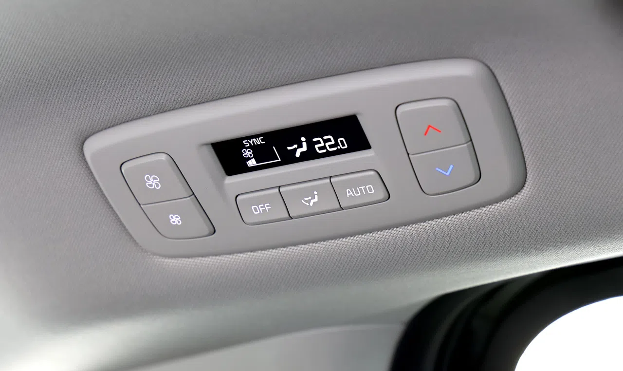 第二排座椅上方有专属冷气控制按键。（周国威摄）