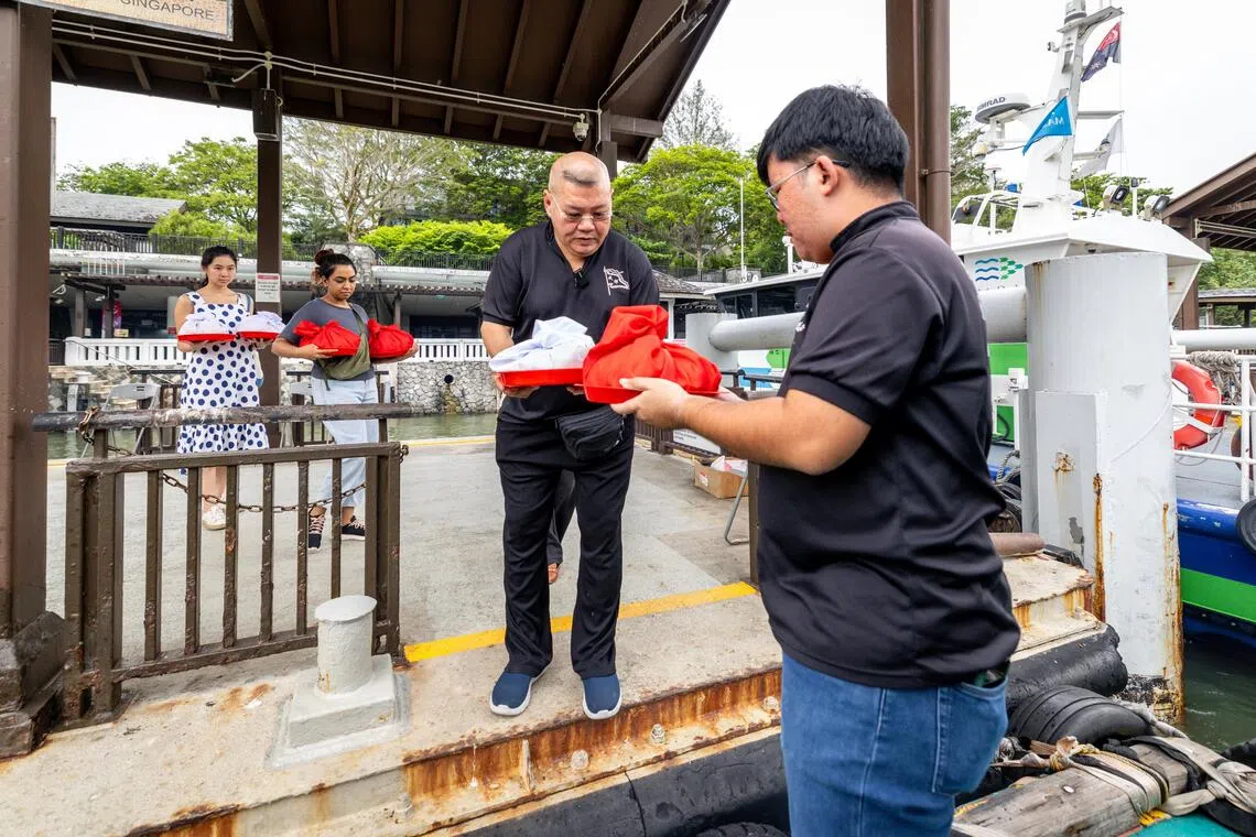 在樟宜尾渡轮中心上船时，俞肇斌会告诉往生者：“安哥（或安娣）上船去海葬了。”（叶振忠摄）