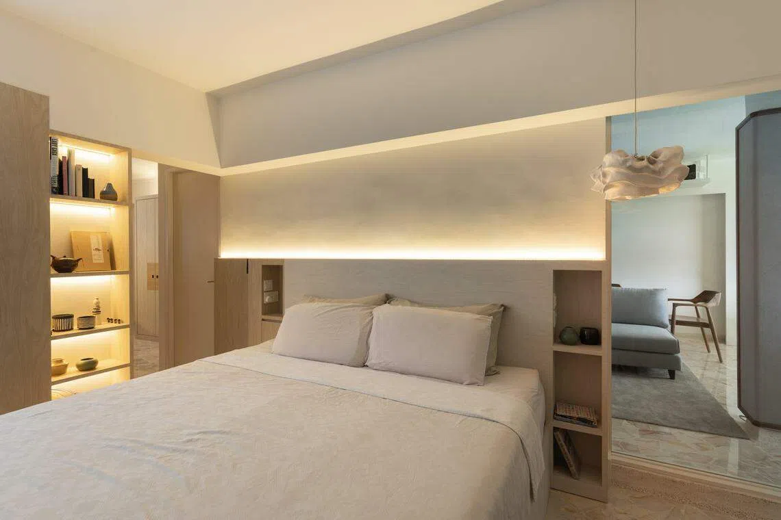 从卧室望向玻璃板，能看到客厅。（Metre Architects）