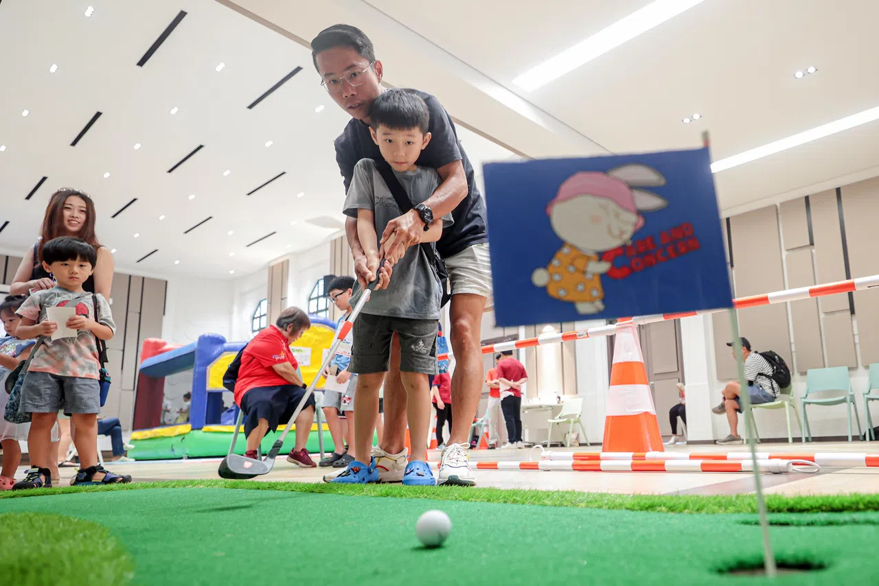 活动现场设有迷你高尔夫、充气城堡等嘉年华游戏，孩子和家长在欢笑中增进互动，共享快乐时光。（李冠卫摄）