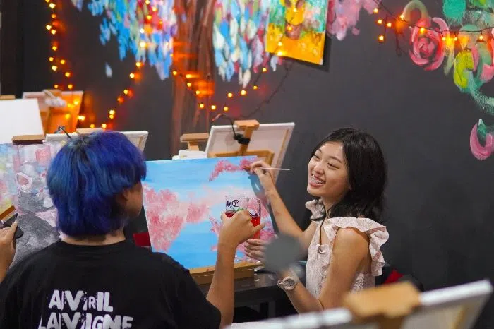 灯光亮起，背景改变，画室也提供Wonderland浪漫主题。（取自官网）