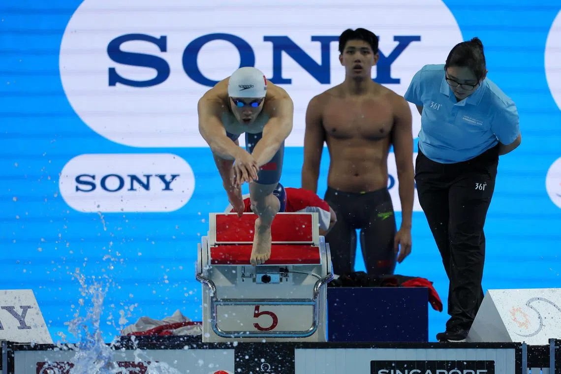 中国泳手汪顺（白帽）帮助团队晋级当晚的4x200米接力决赛，有望争夺奖牌。（张俊杰摄）